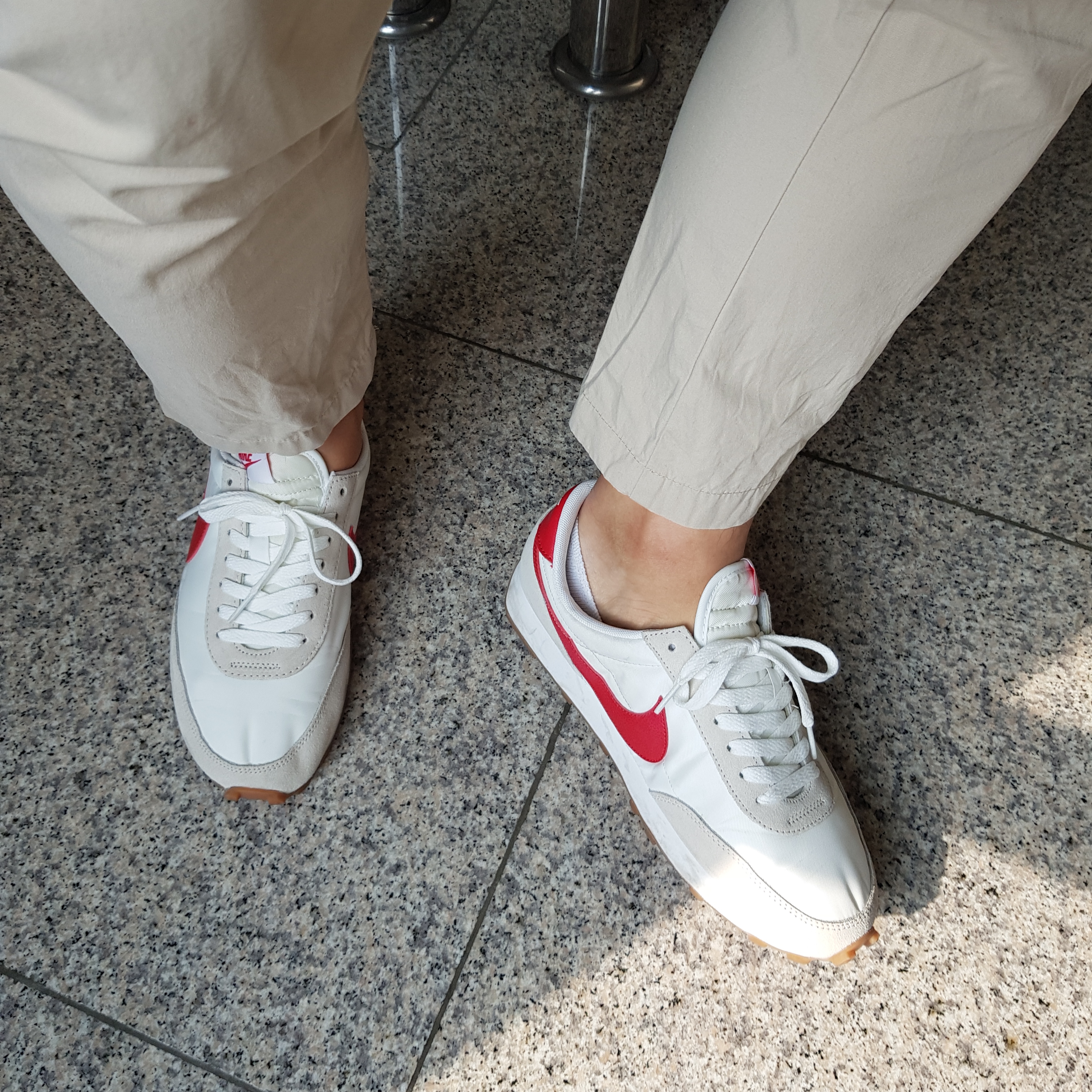 (W) Nike Daybreak Summit White University Red 착용 스타일 - 2