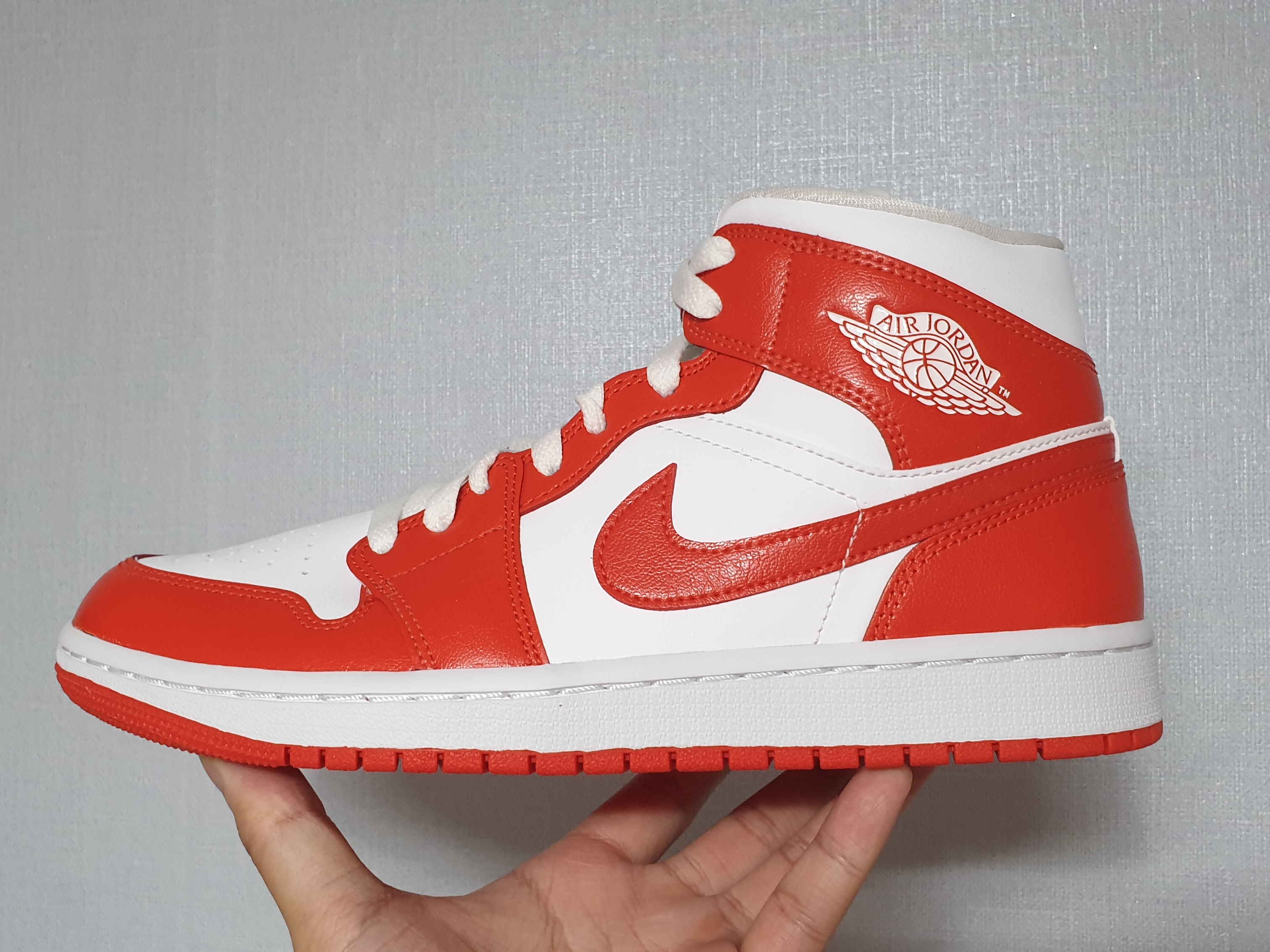 (W) Jordan 1 Mid Habanero Red 착용 스타일 - 1