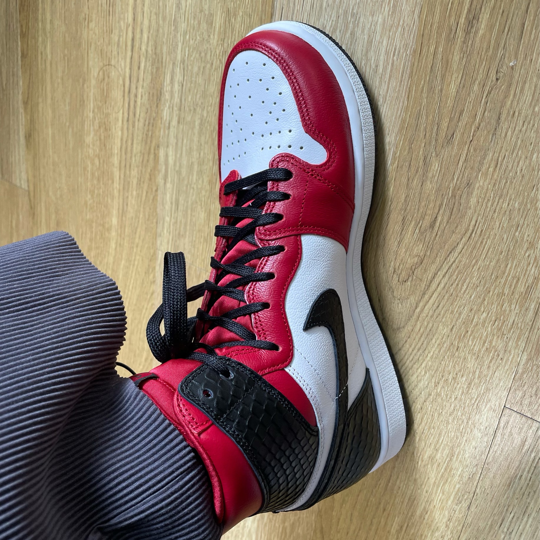 (W) Jordan 1 Retro High Satin Red, Nike x Ambush Dunk High Deep Royal Blue 착용 스타일 - 2