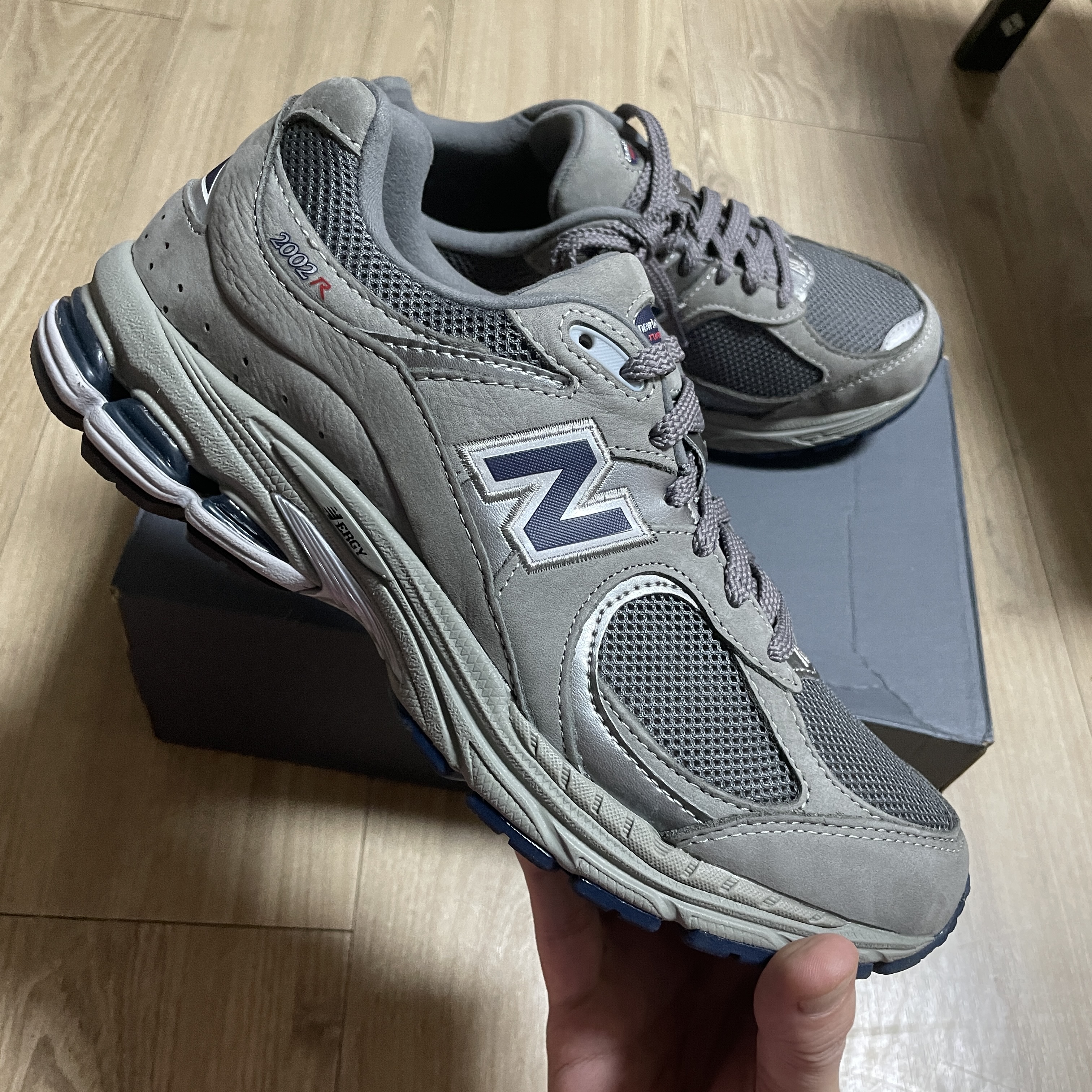 New Balance 2002R Grey, New Balance 2002R Gray 착용 스타일 - 2