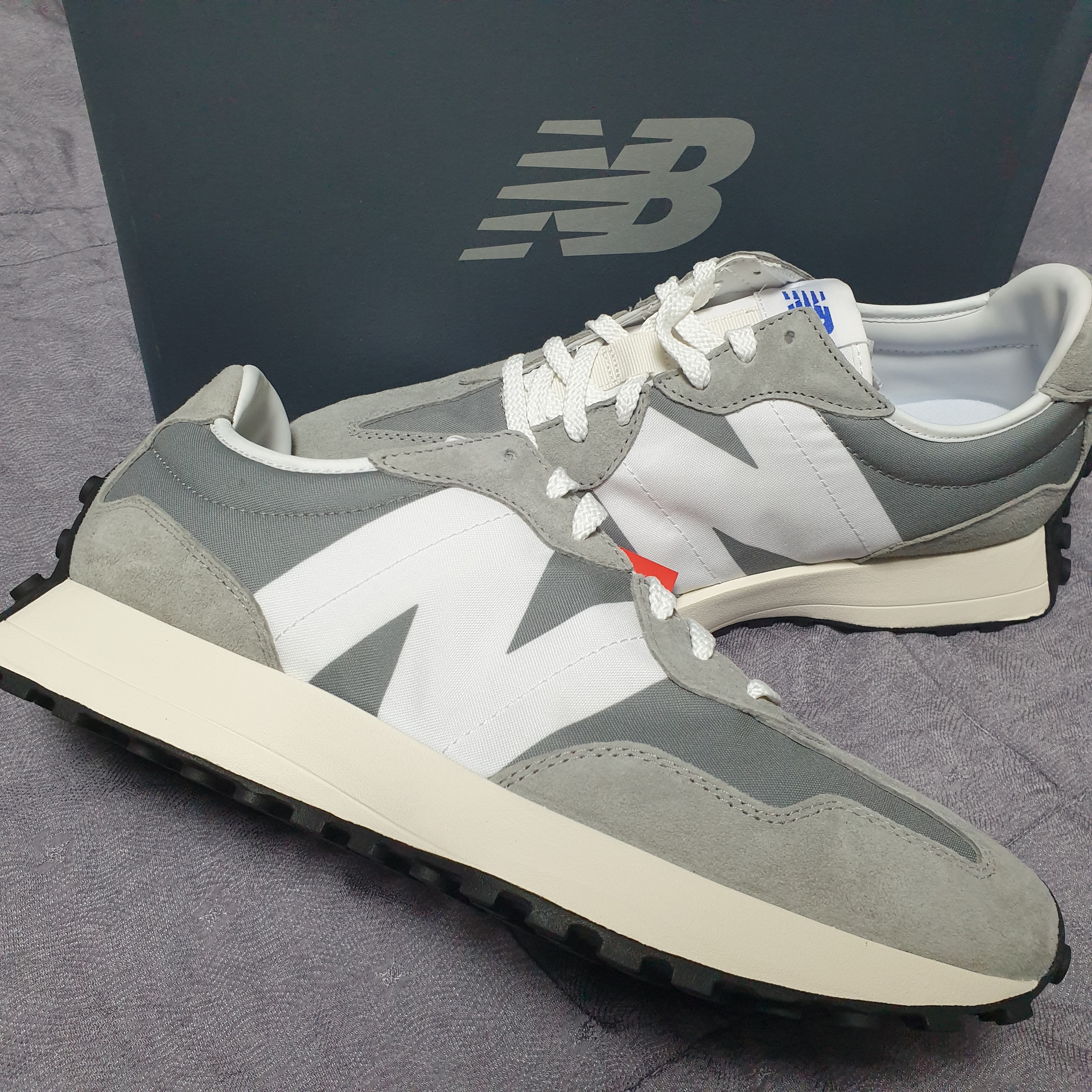 New Balance 327 Grey 착용 스타일