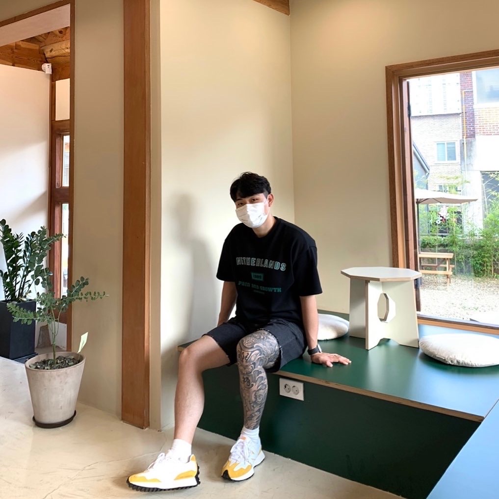 New Balance 327 Primary Pack Yellow 착용 스타일