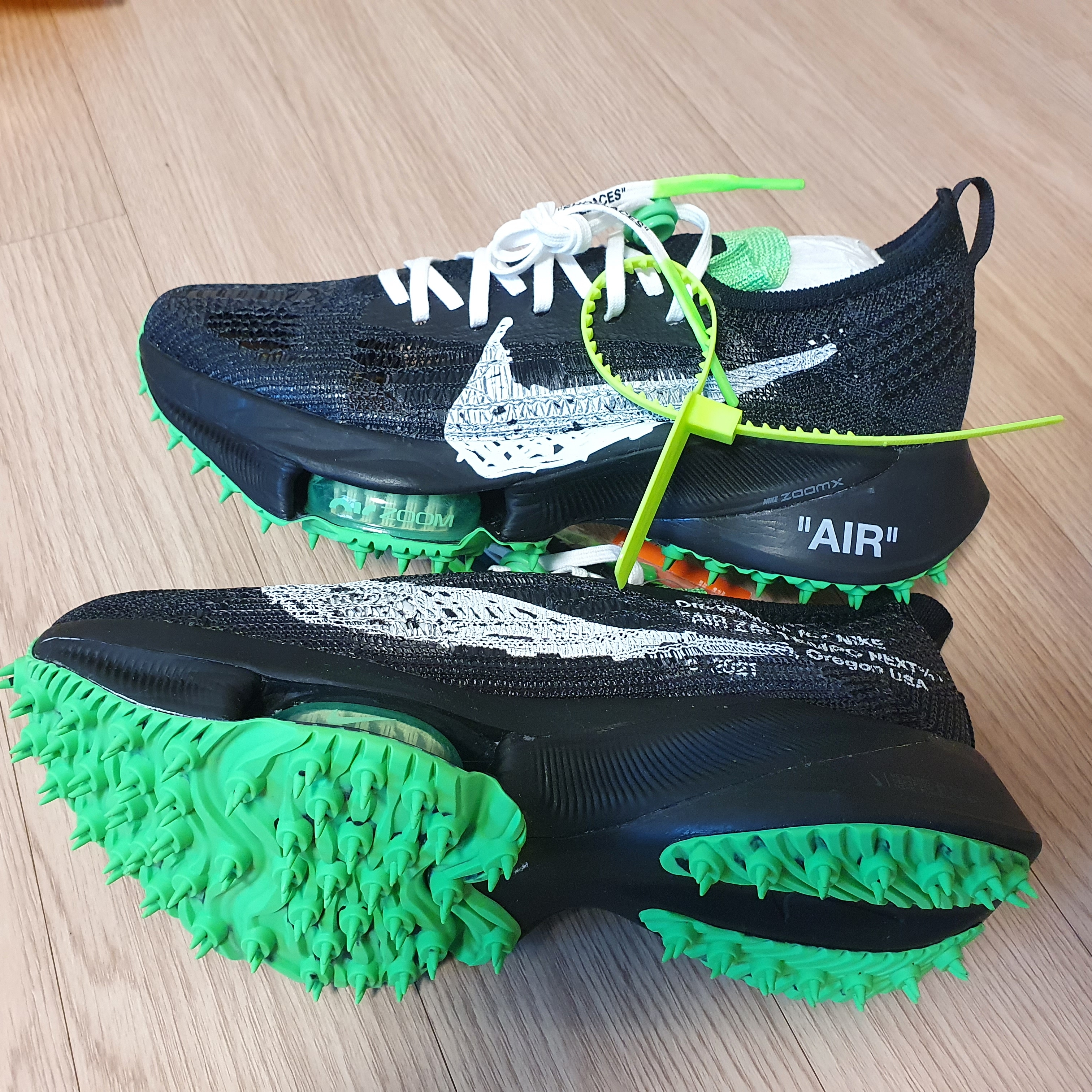 Nike x Off-White Air Zoom Tempo Next% Black 착용 스타일 - 1