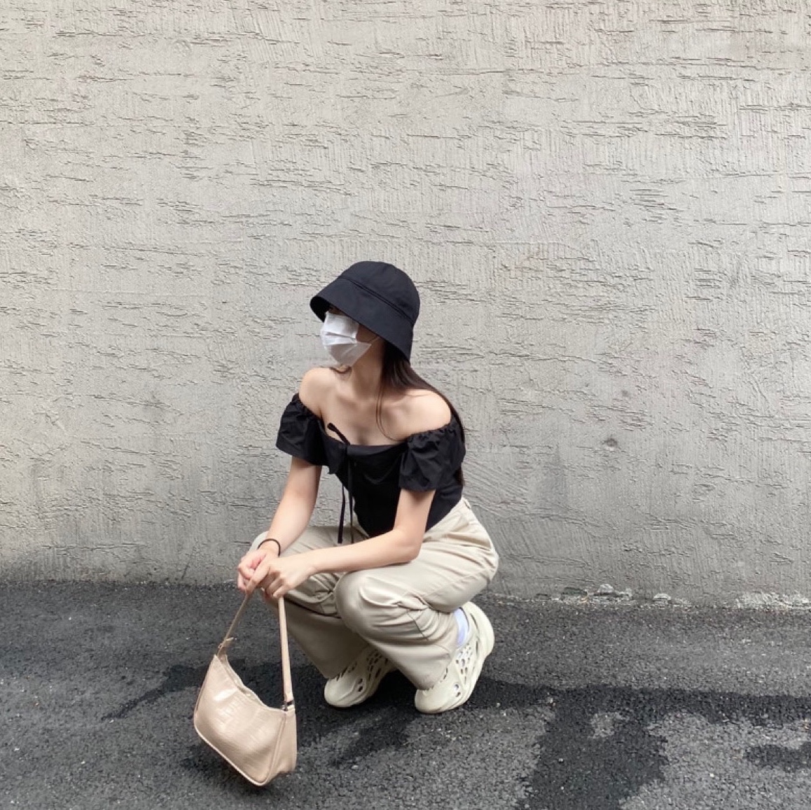 Adidas Yeezy Foam RNNR Sand 착용 스타일 - 2