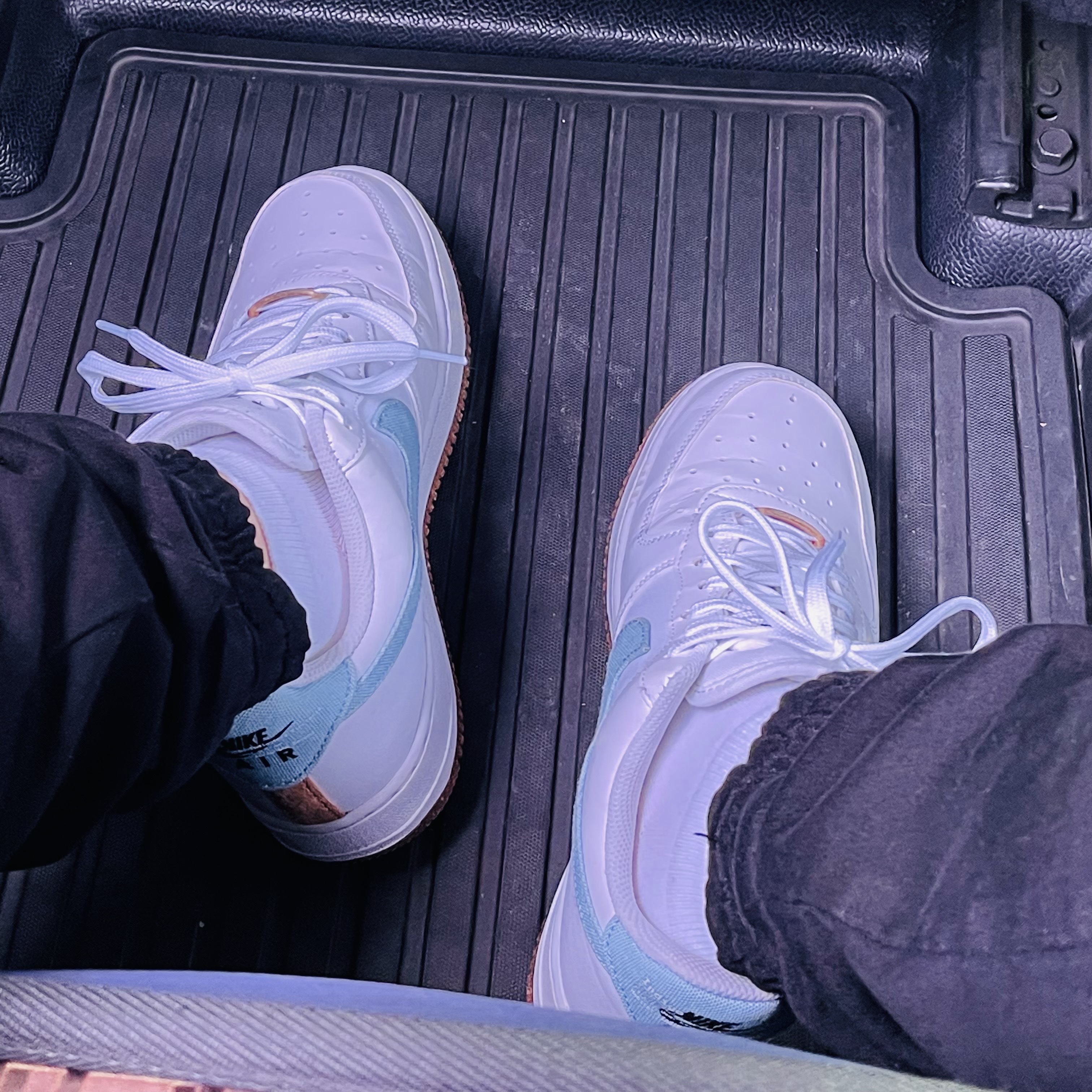 Nike Air Force 1 '07 LV8 Indigo 착용 스타일