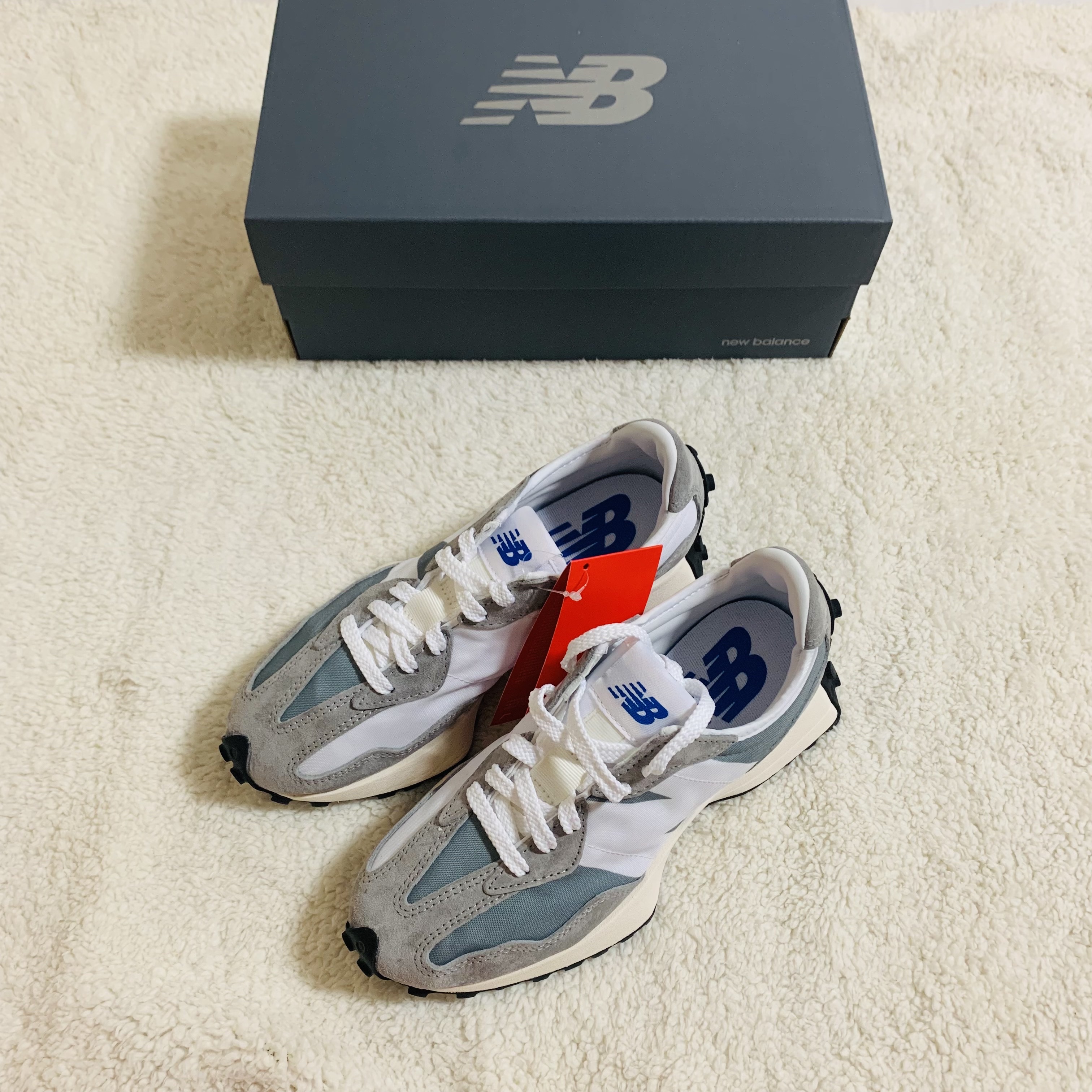 New Balance 327 Grey 착용 스타일