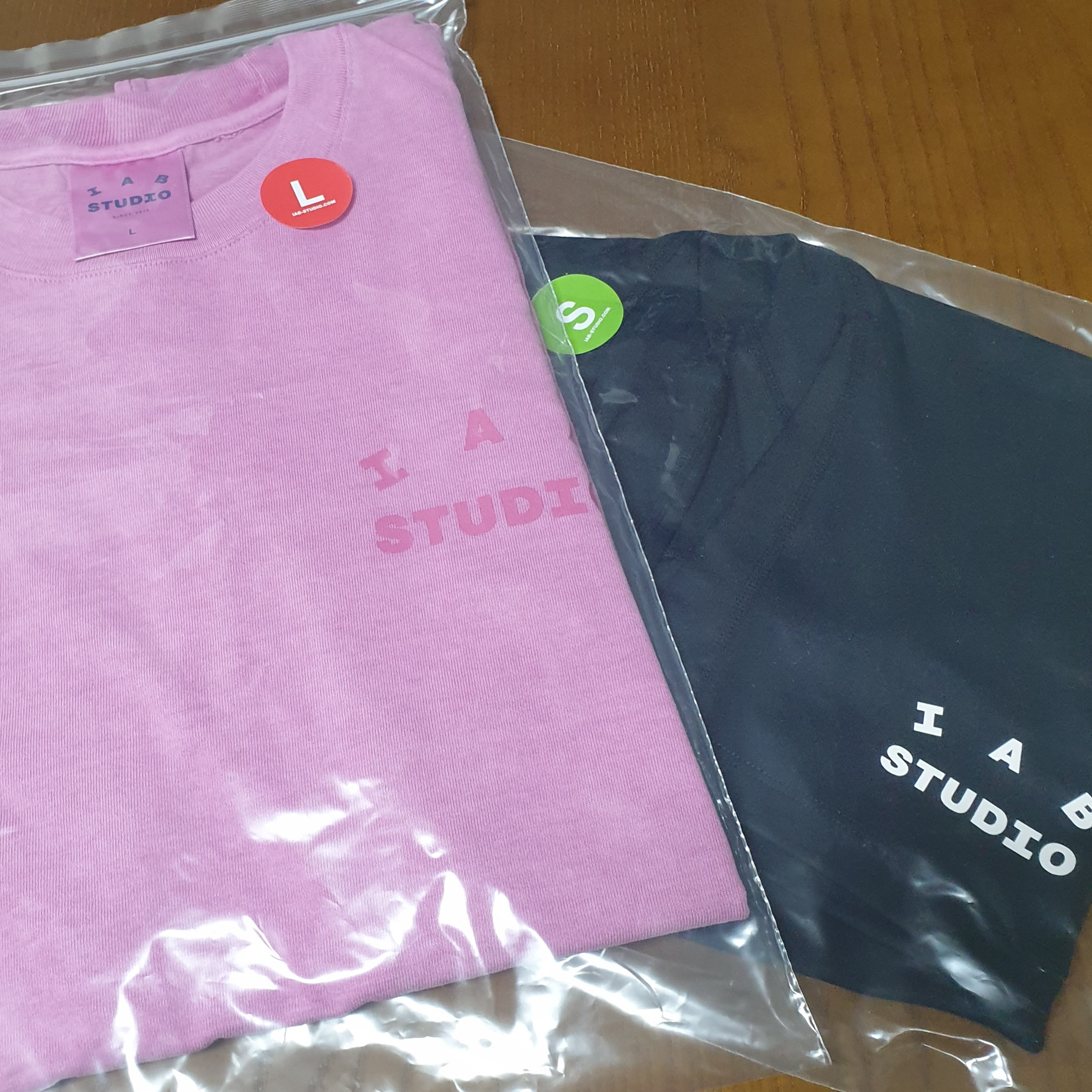 IAB Studio Pigment T-Shirt Magenta, (W) IAB Studio Leggings Shorts Black 착용 스타일