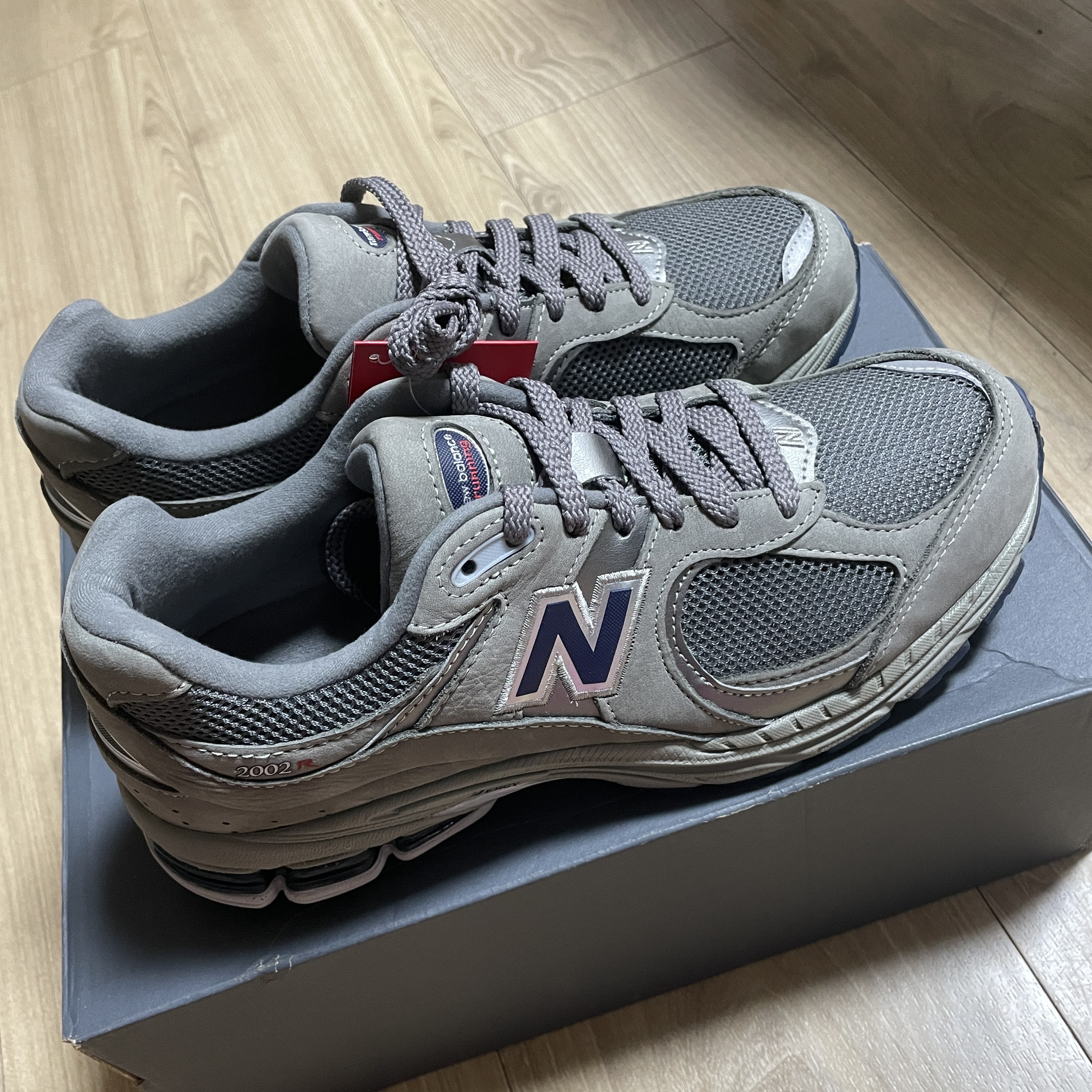 New Balance 2002R Grey, New Balance 2002R Gray 착용 스타일 - 1