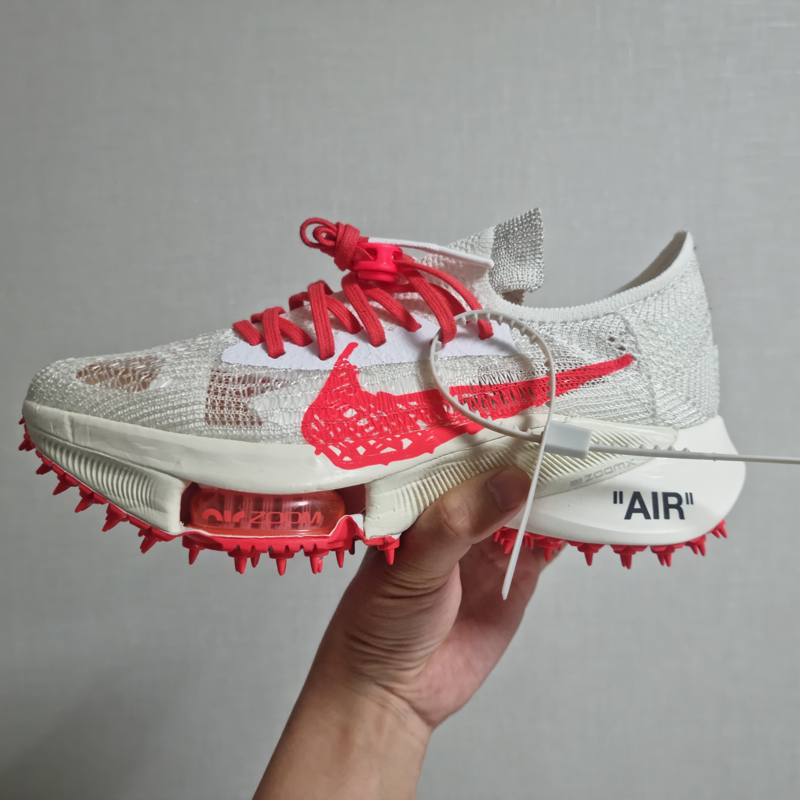 Nike x Off-White Air Zoom Tempo Next% Solar Red 착용 스타일 - 2