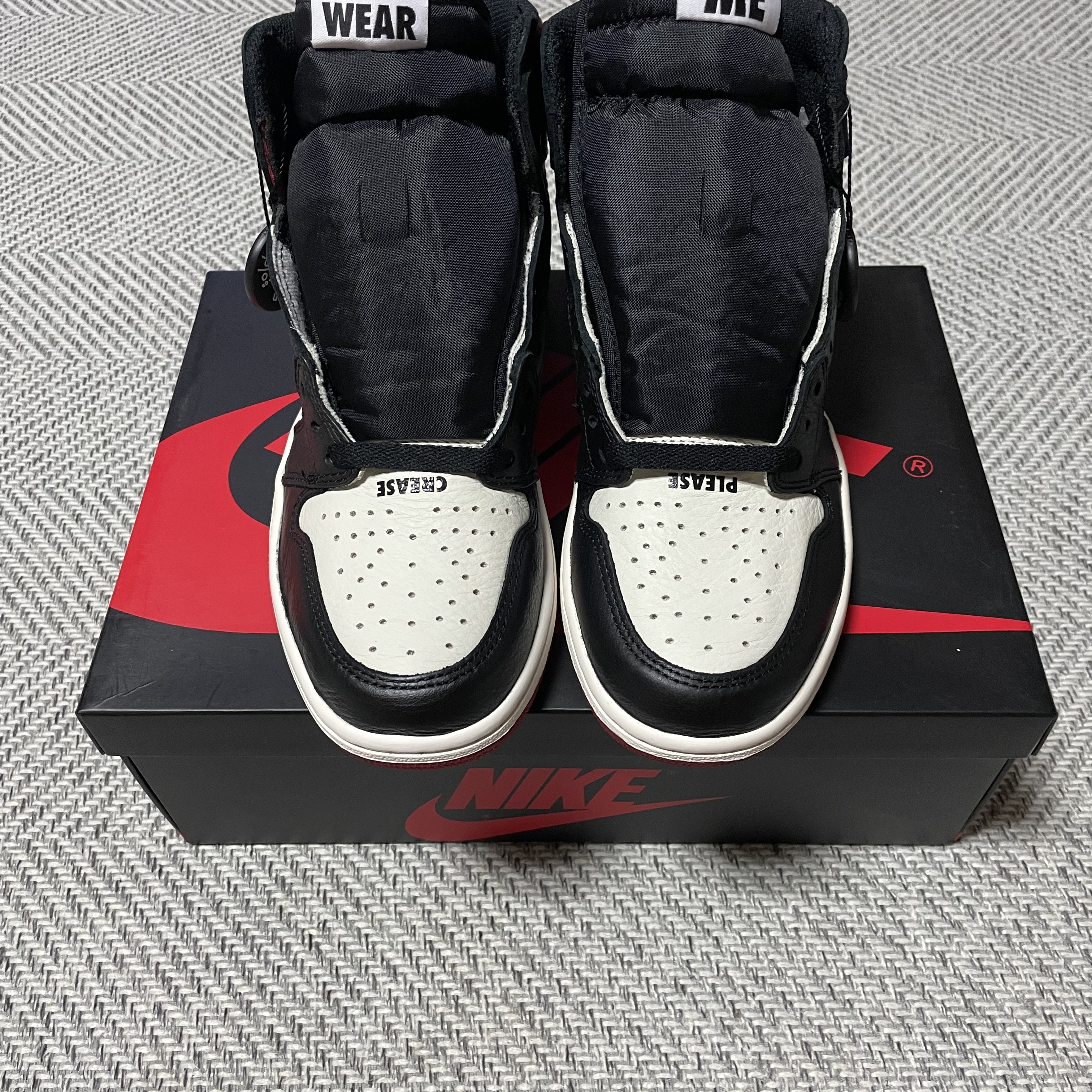 Jordan 1 Retro High Not for Resale Varsity Red 착용 스타일 - 1