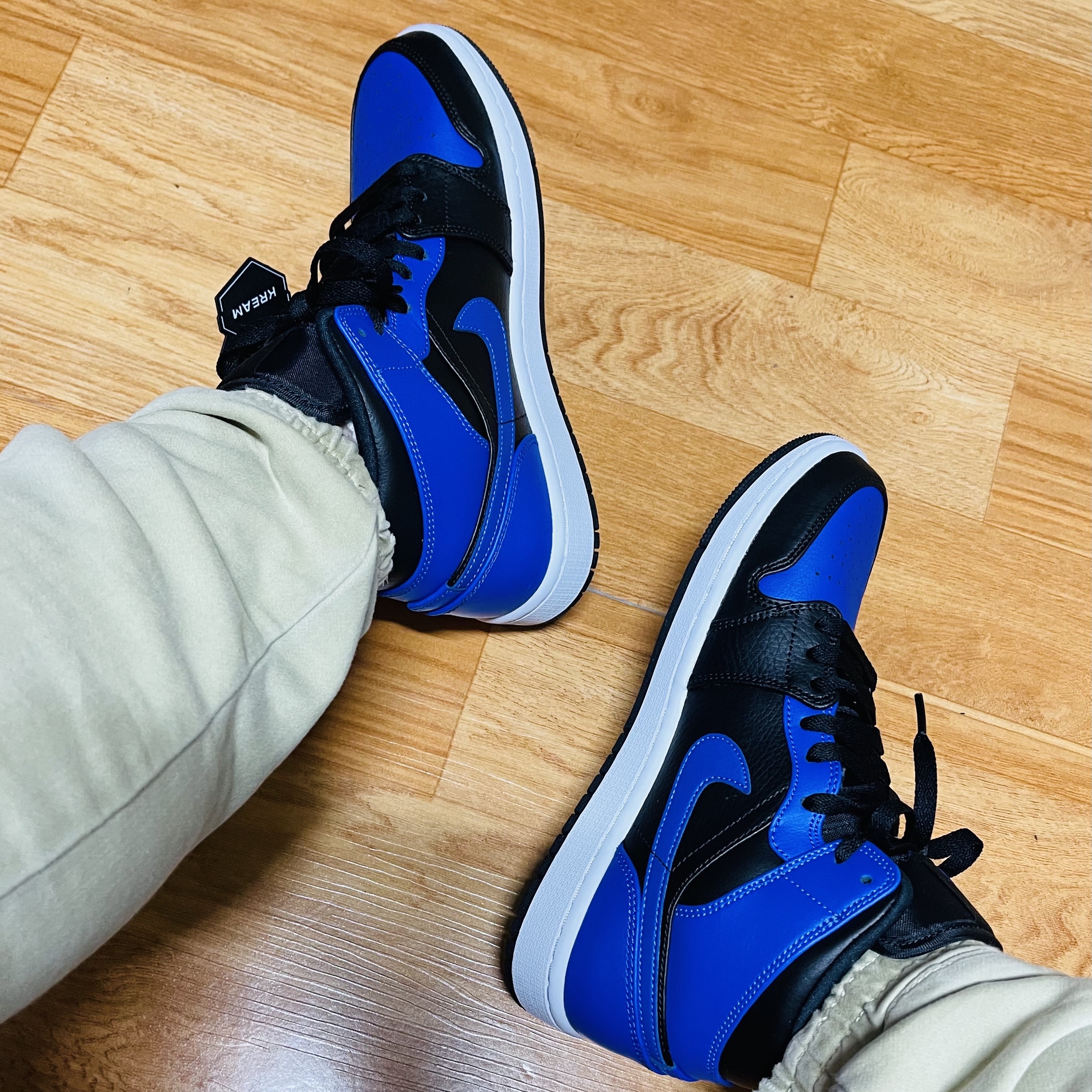 Jordan 1 Mid Black Hyper Royal 착용 스타일