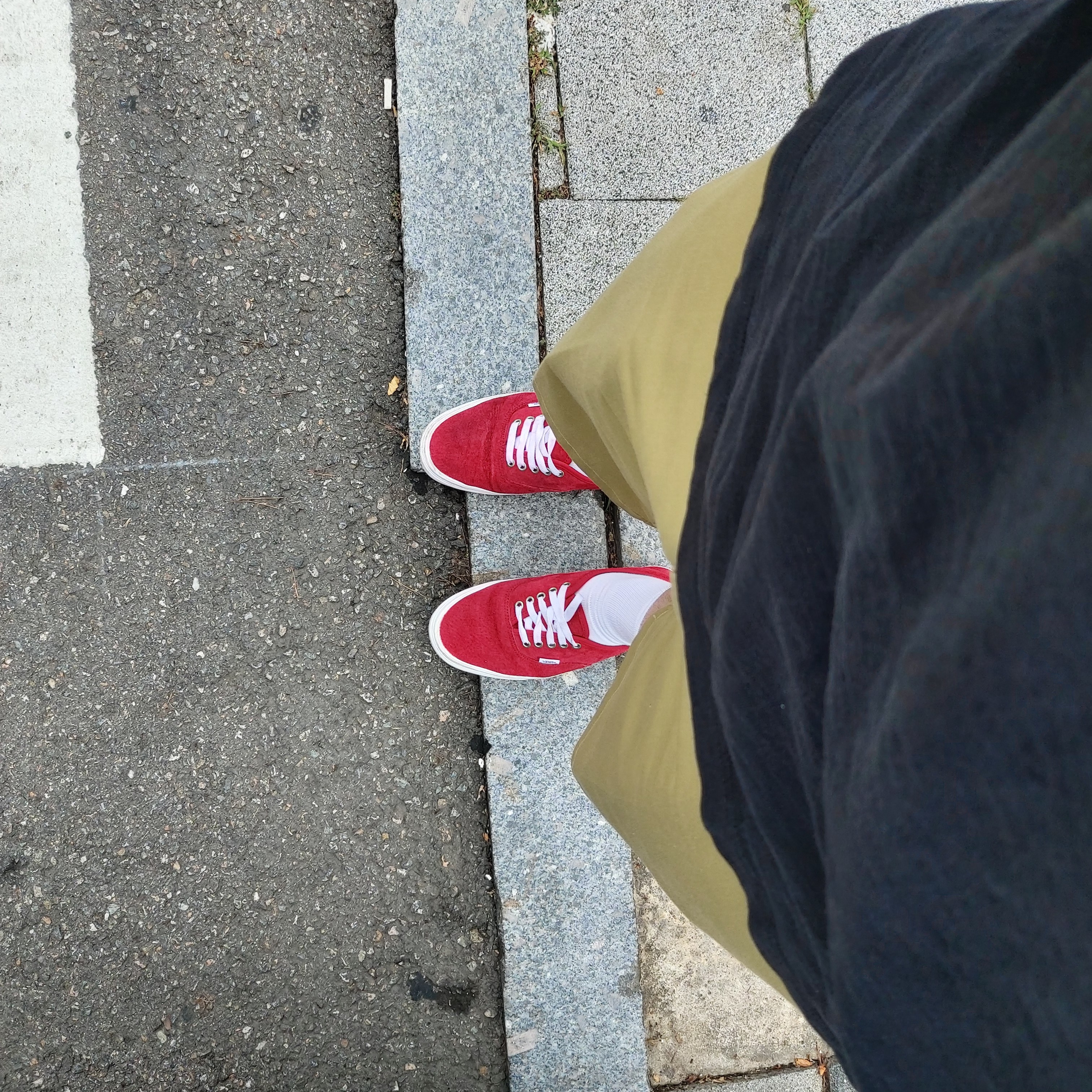Vans Vault OG Authentic LX Red 착용 스타일
