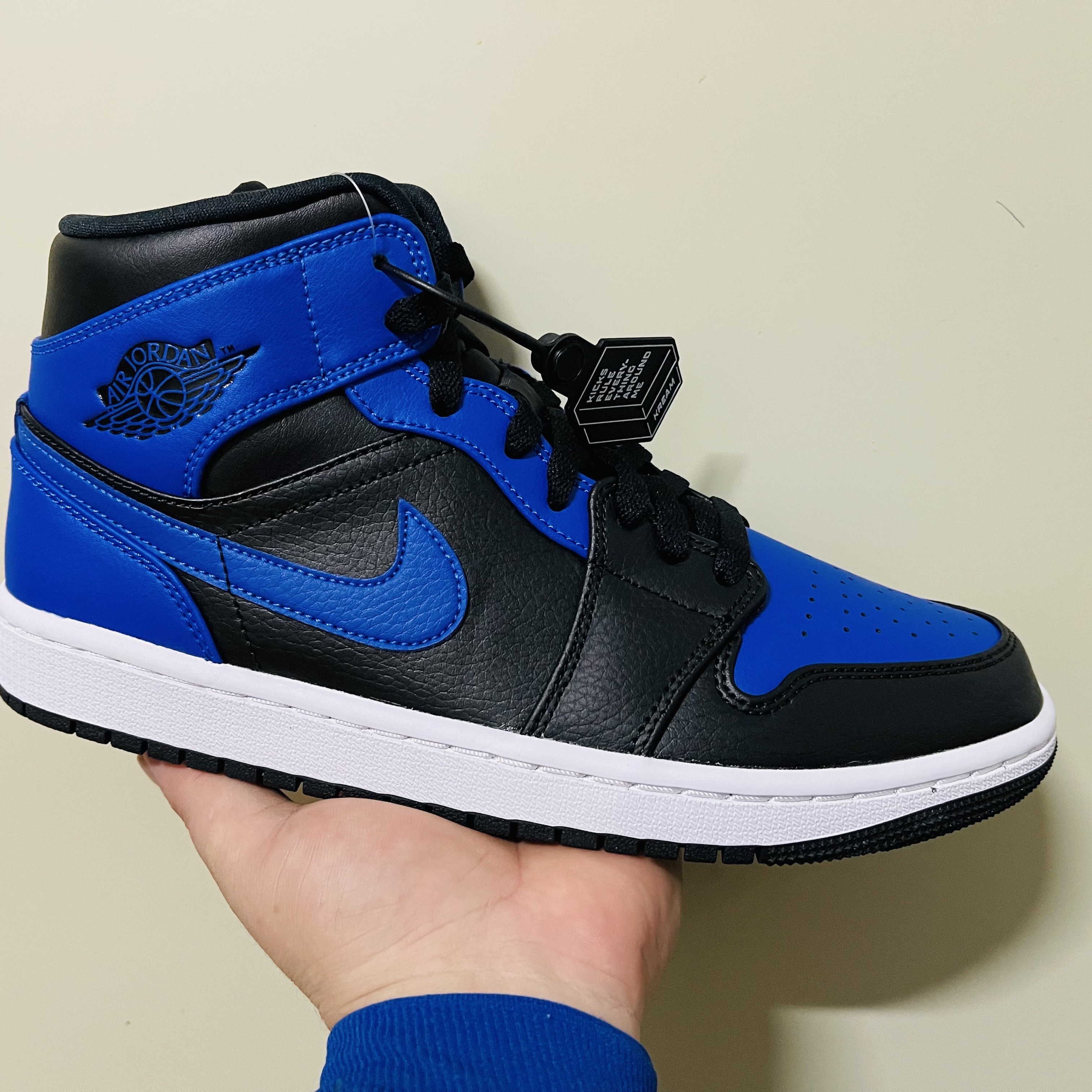 Jordan 1 Mid Black Hyper Royal 착용 스타일