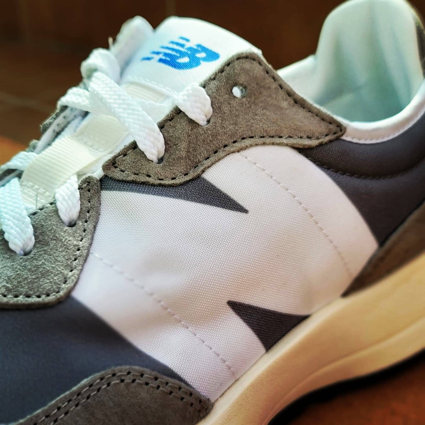 New Balance 327 Grey 착용 스타일 - 3