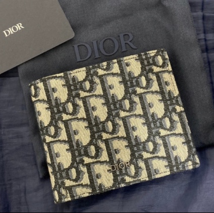 Dior Compact Wallet Beige & Black Dior Oblique Jacquard 착용 스타일