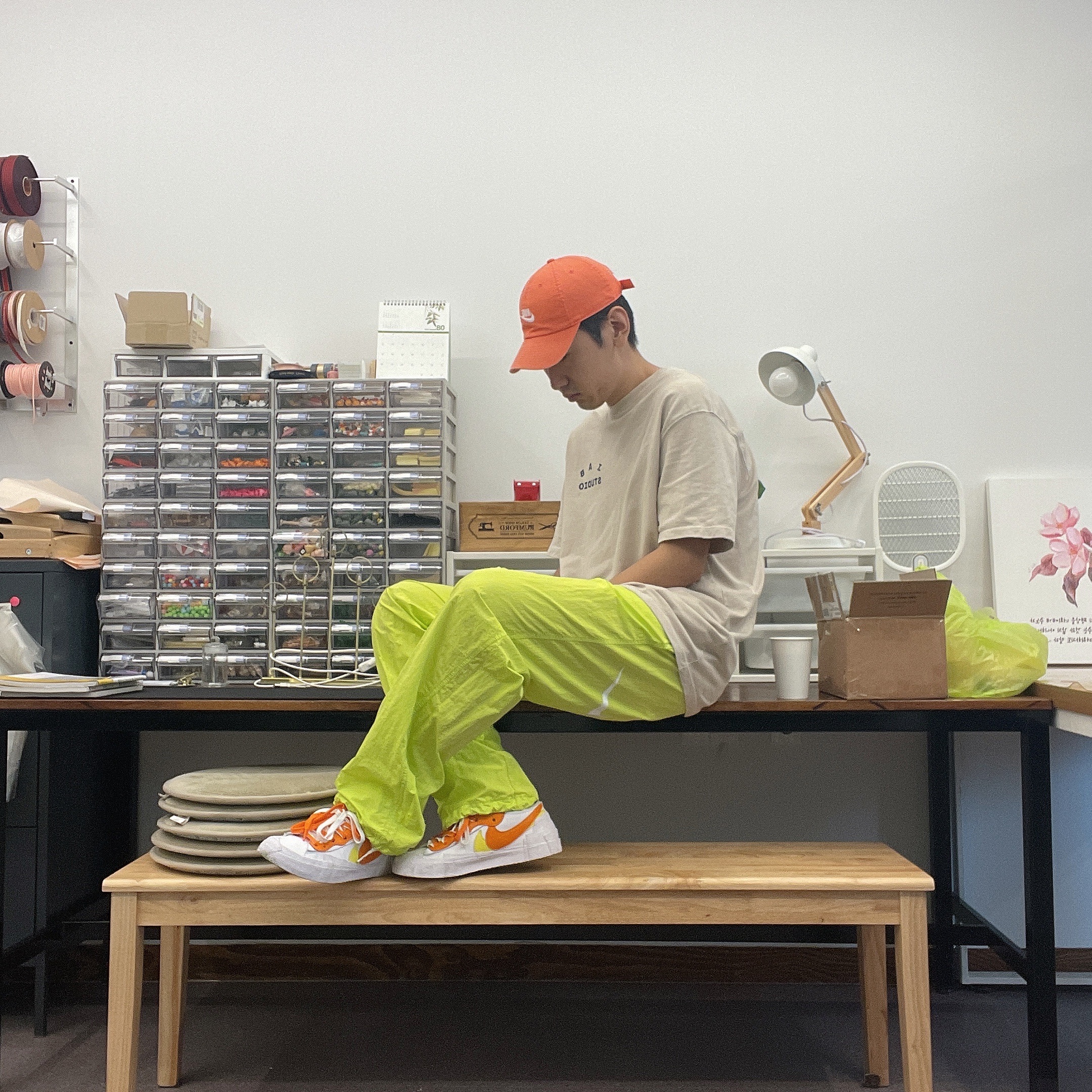 Nike x Sacai Blazer Low Magma Orange, Nike x Stussy Beach Pants Bright Cactus 착용 스타일