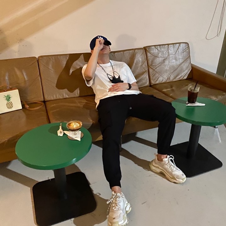 Balenciaga Triple S Sneakers White 2019 착용 스타일 - 1