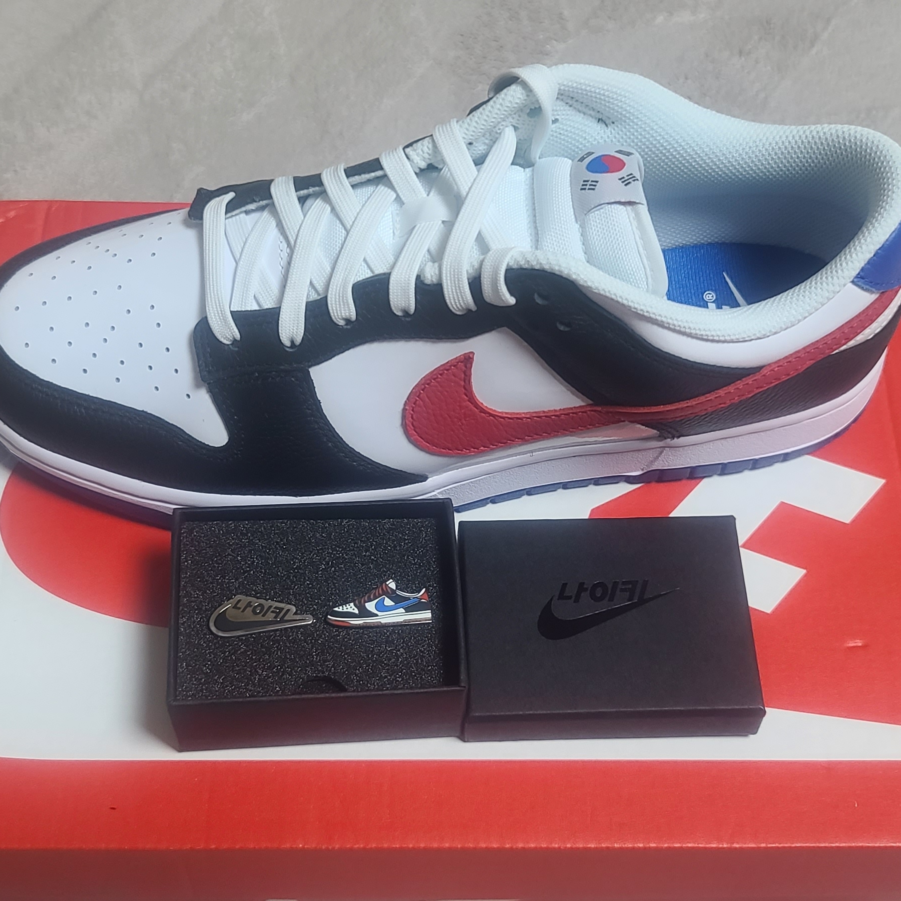 Nike Dunk Low SE Seoul (With Special Gift) 착용 스타일 - 1