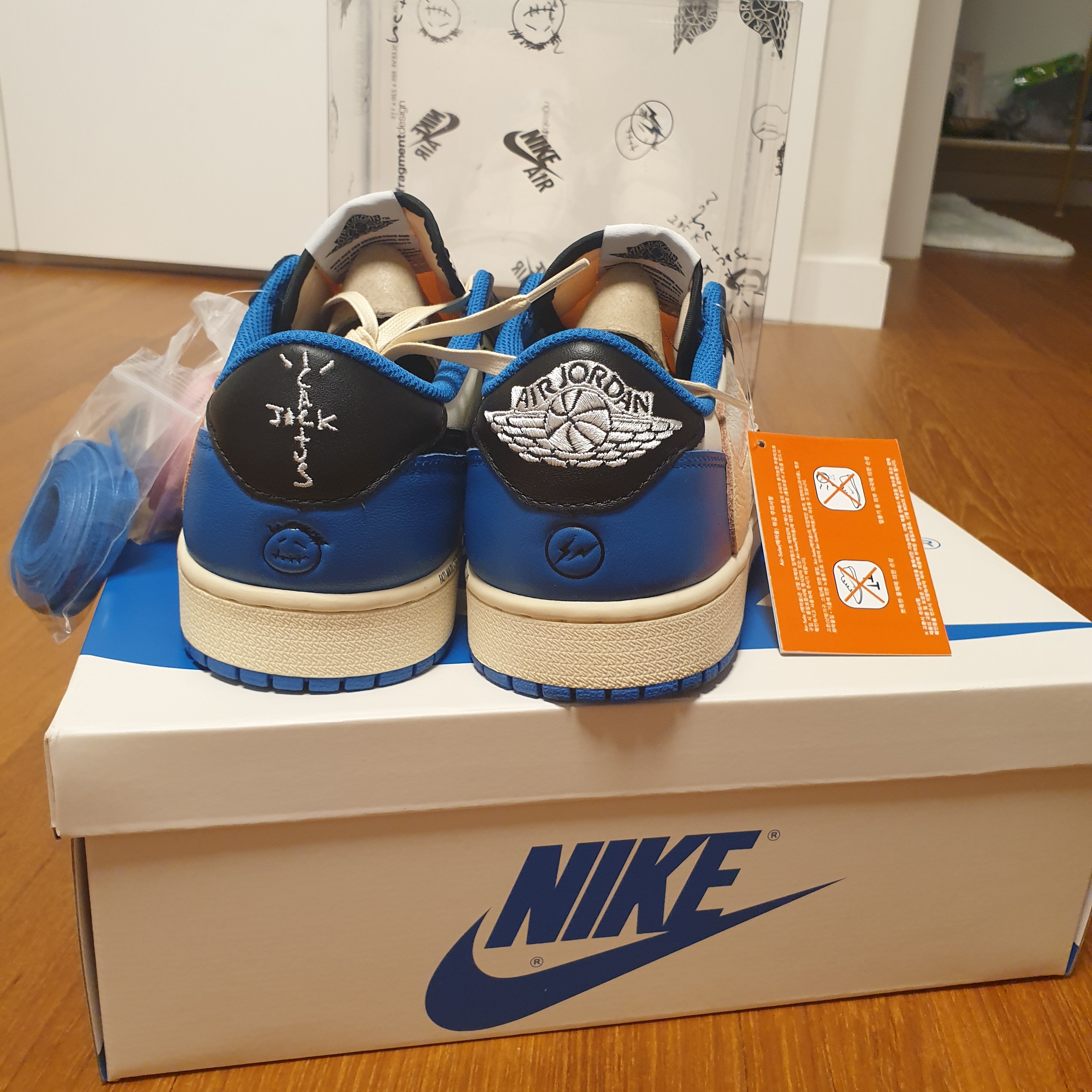 Jordan 1 x Travis Scott x Fragment Retro Low OG SP Military Blue 착용 스타일 - 3