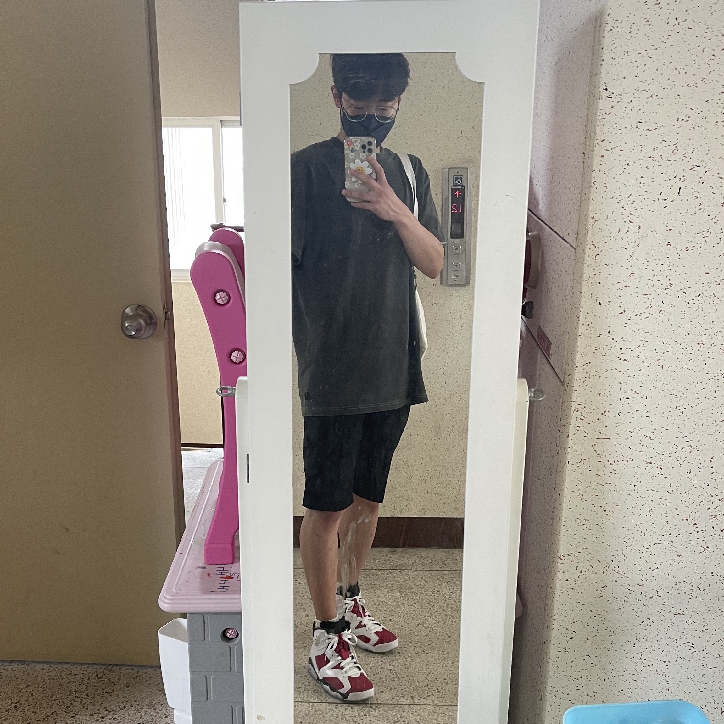 IAB Studio Pigment T-Shirt Black, Jordan 6 Retro Carmine 2021 착용 스타일