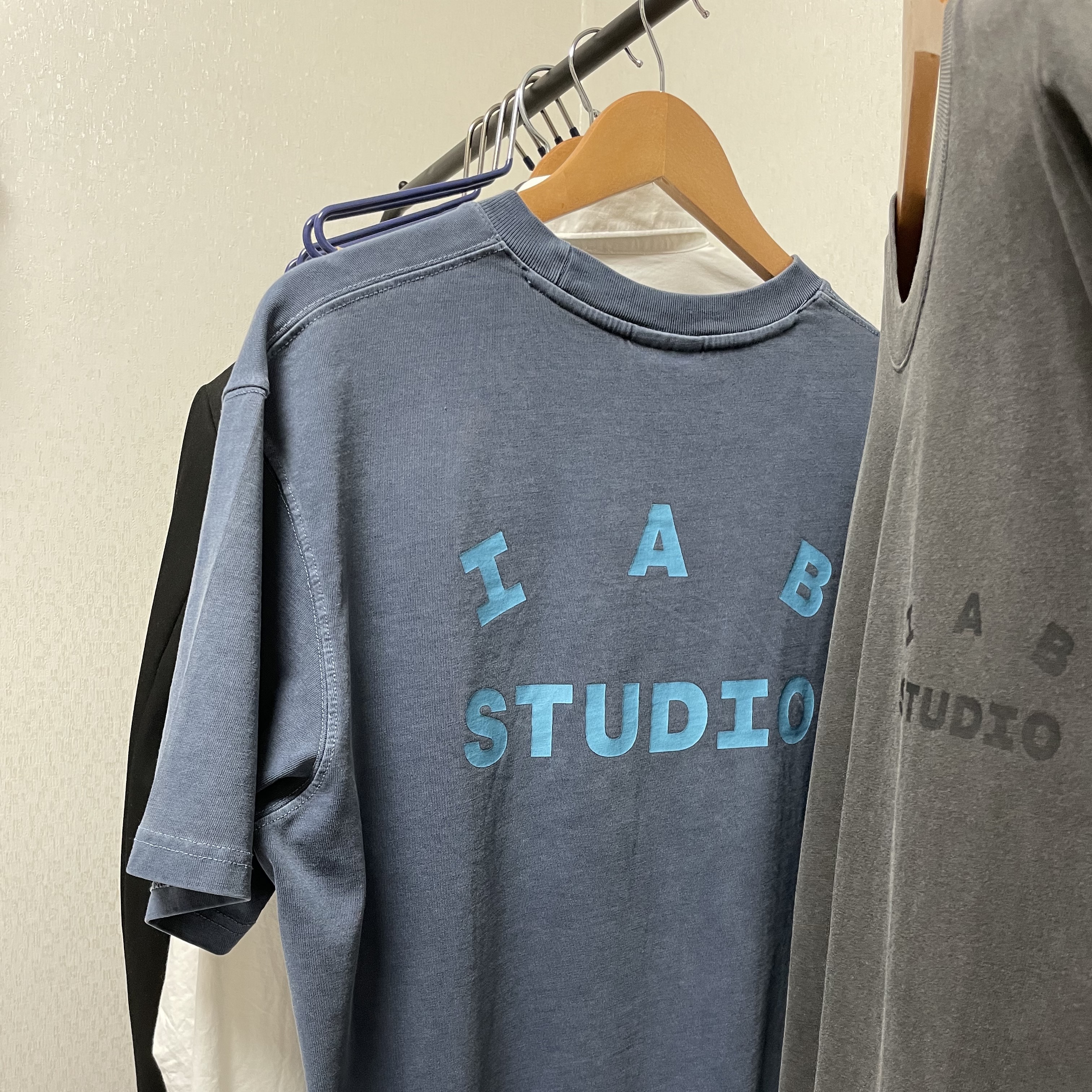 IAB Studio Pigment T-Shirt Black, IAB Studio Pigment T-Shirt Blue 착용 스타일