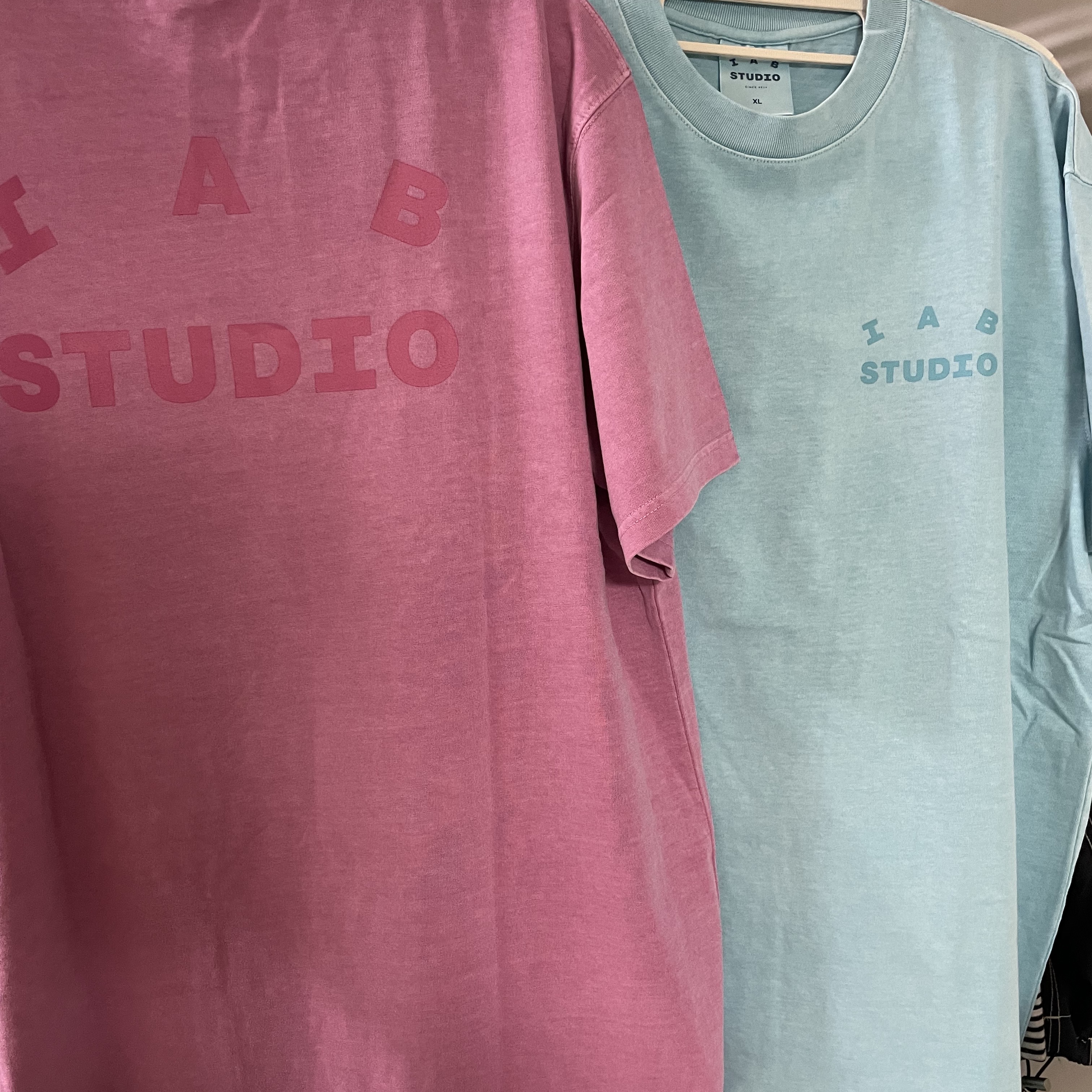IAB Studio Pigment T-Shirt Cyan, IAB Studio Pigment T-Shirt Magenta 착용 스타일