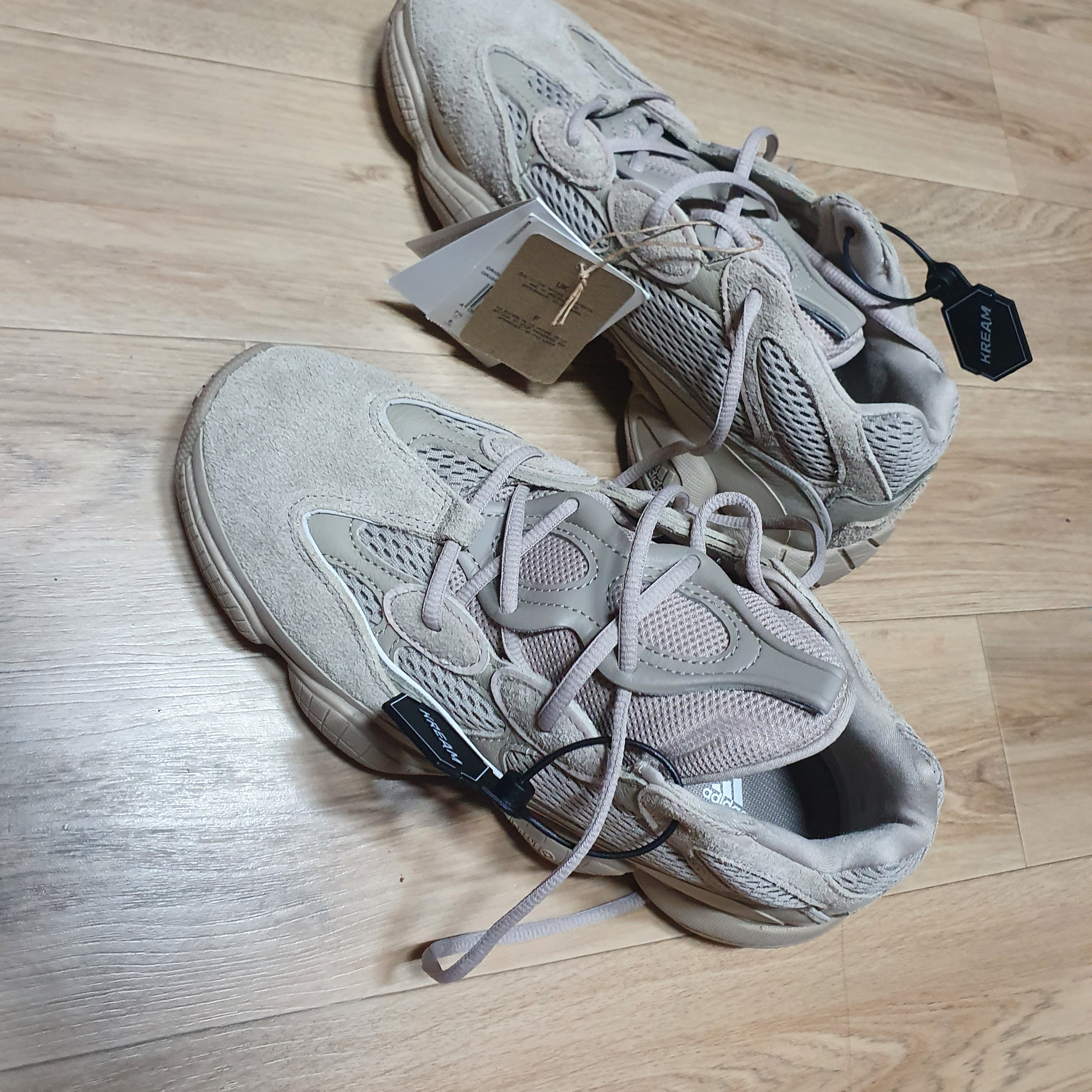 Adidas Yeezy 500 Taupe Light 착용 스타일 - 1