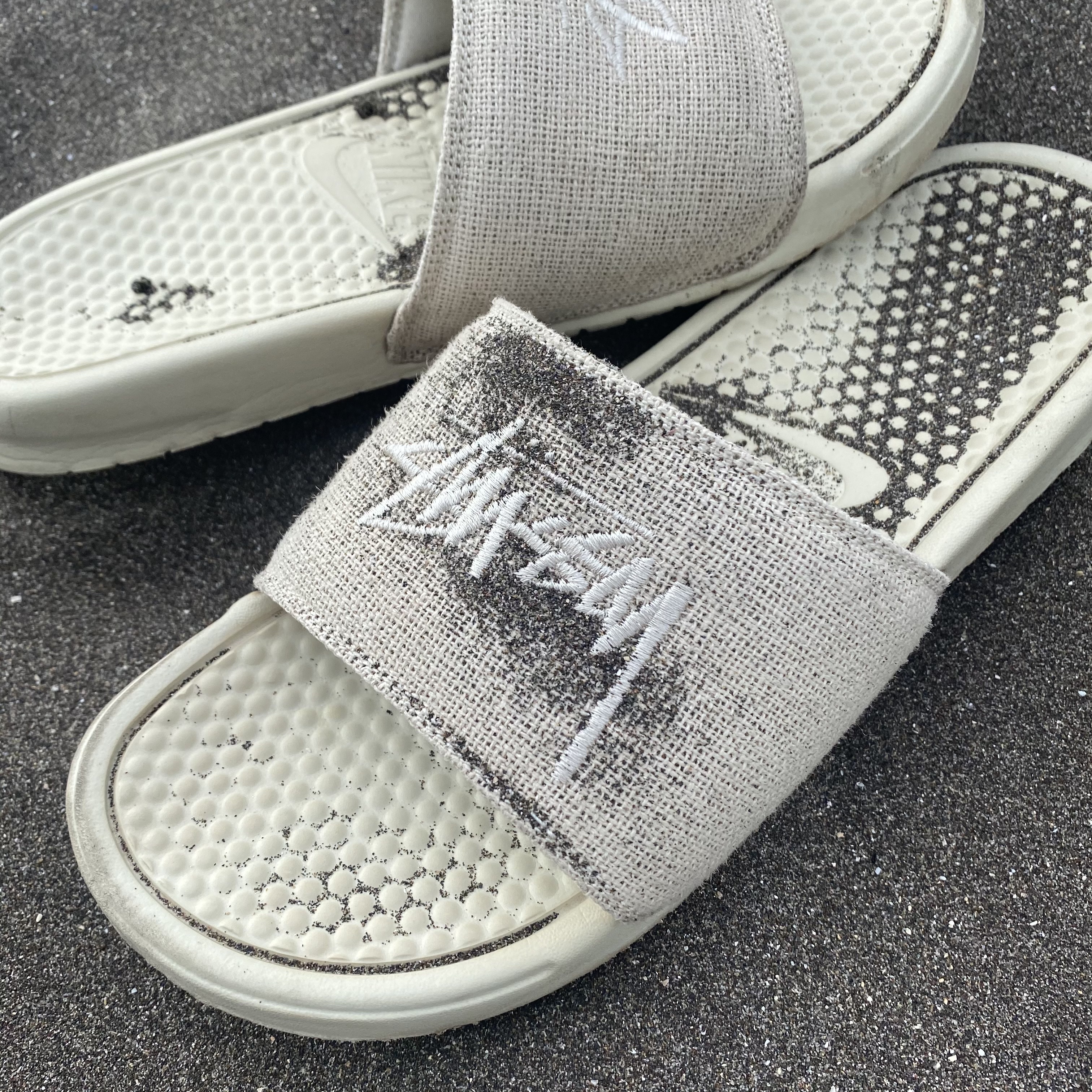 Nike x Stussy Benassi Hemp Slide Fossil Stone 착용 스타일