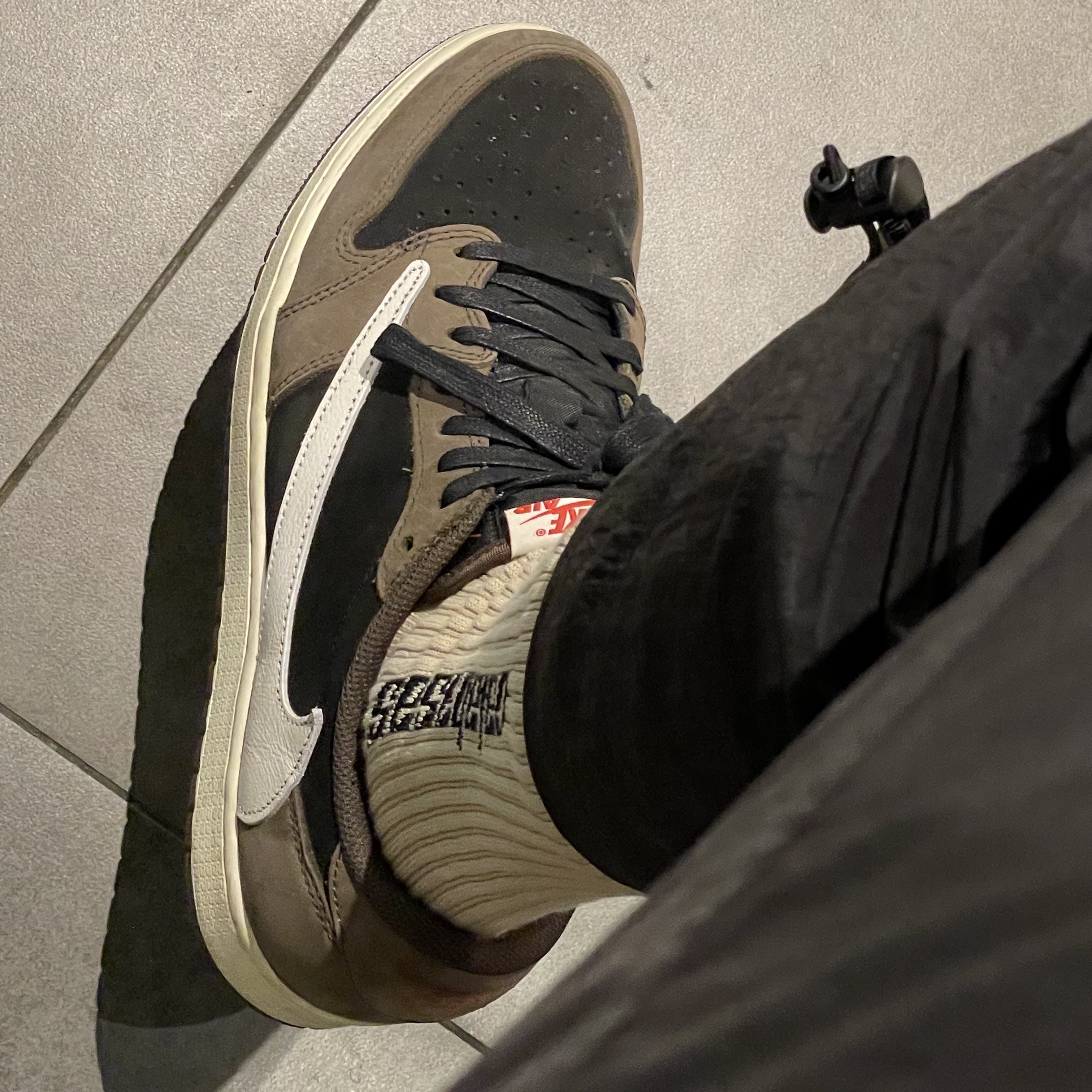 Jordan 1 x Travis Scott Retro Low OG SP Mocha 착용 스타일 - 2