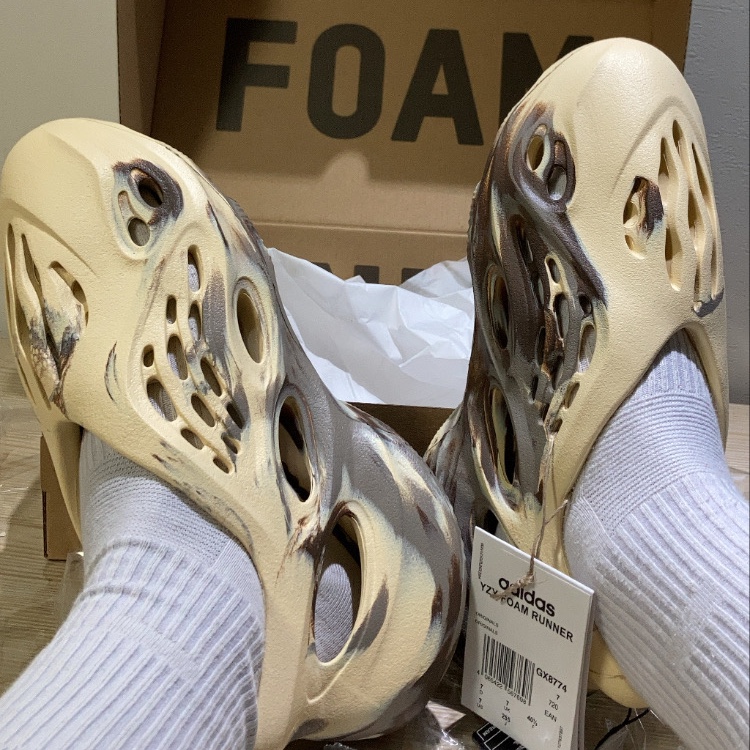 Adidas Yeezy Foam RNNR MX Cream Clay 착용 스타일