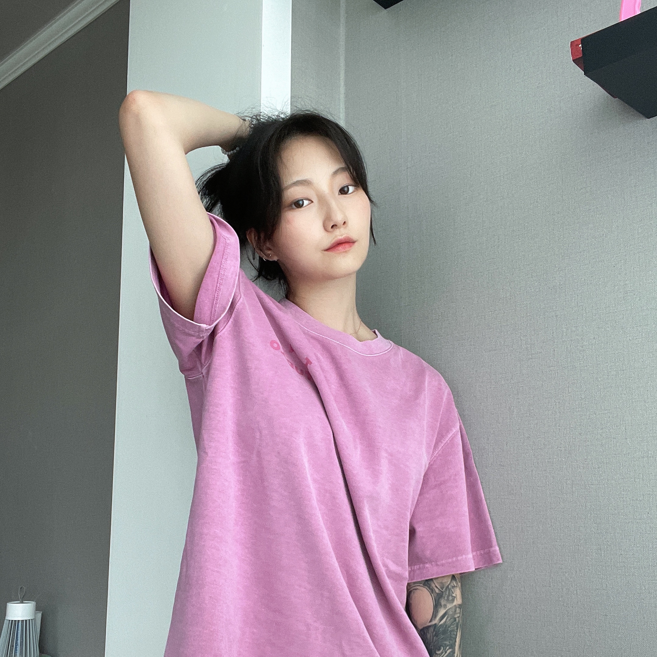 IAB Studio Pigment T-Shirt Magenta 착용 스타일 - 1