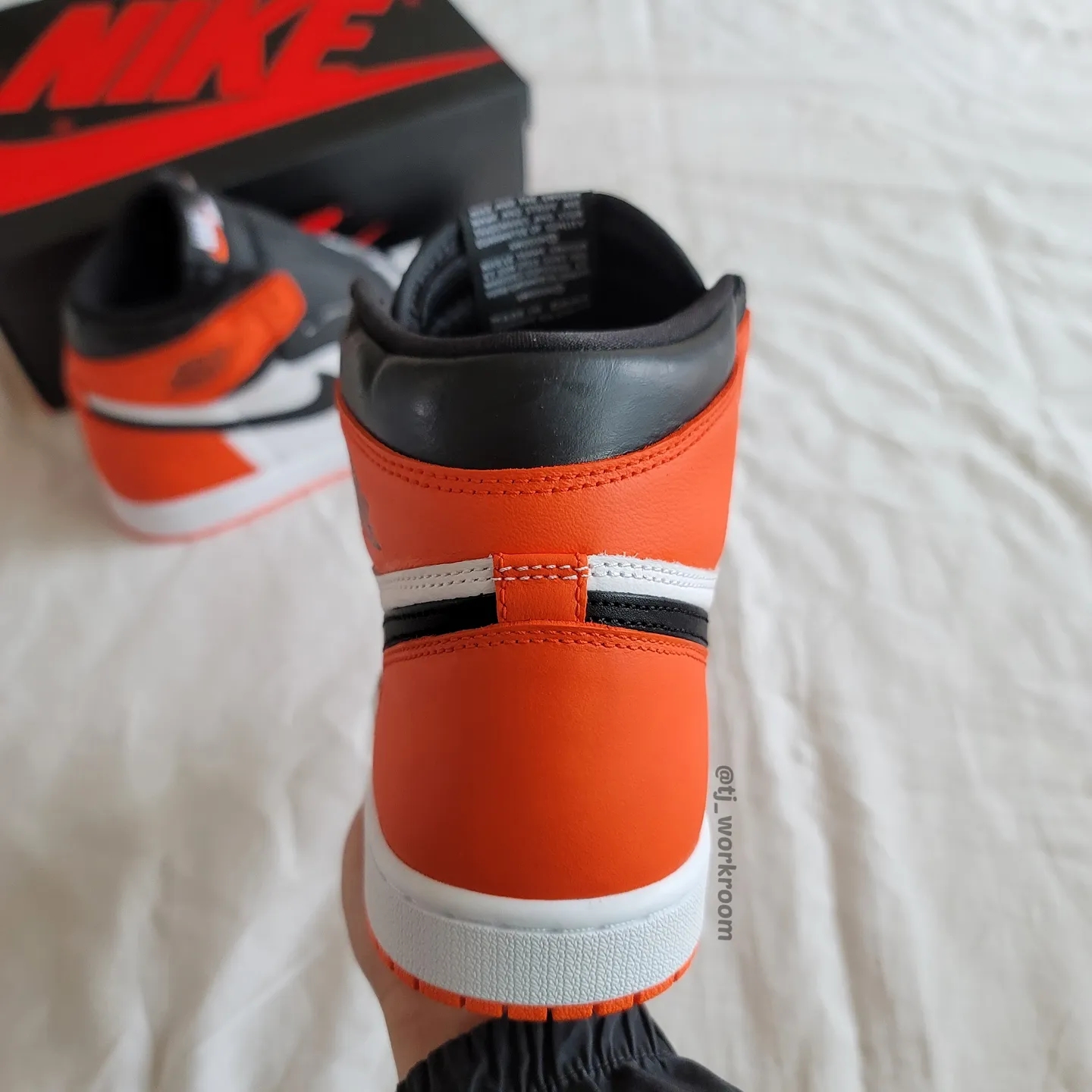 Jordan 1 Retro High OG Electro Orange 착용 스타일 - 3