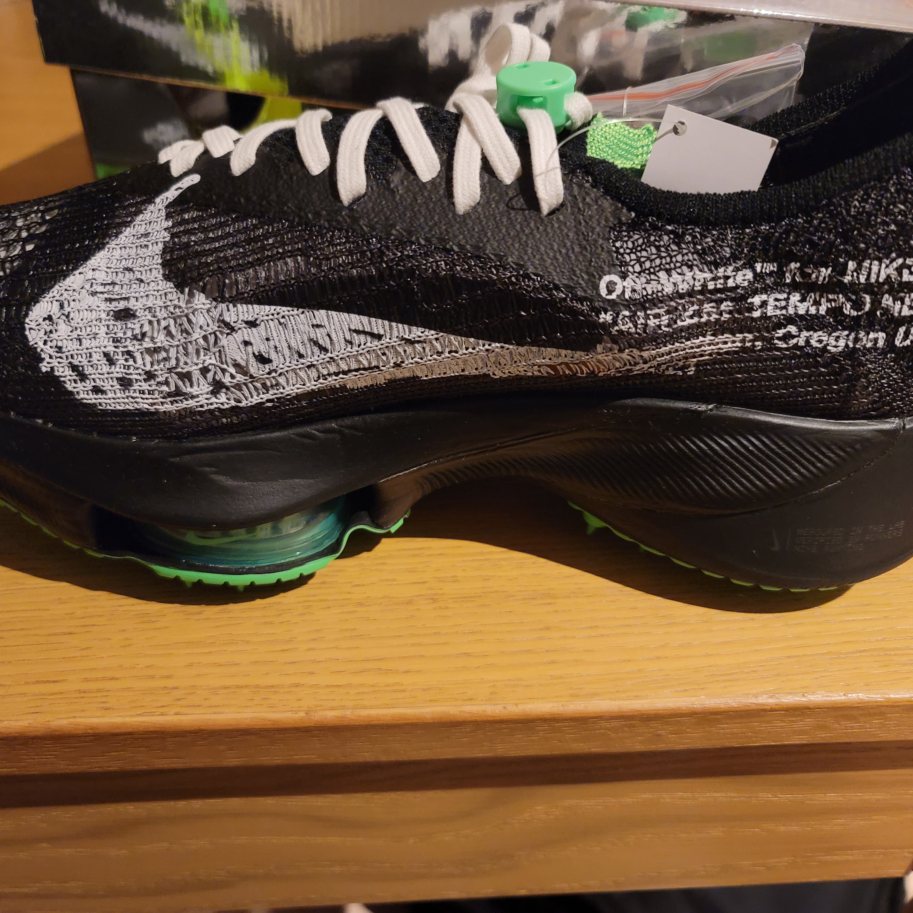Nike x Off-White Air Zoom Tempo Next% Black 착용 스타일 - 2