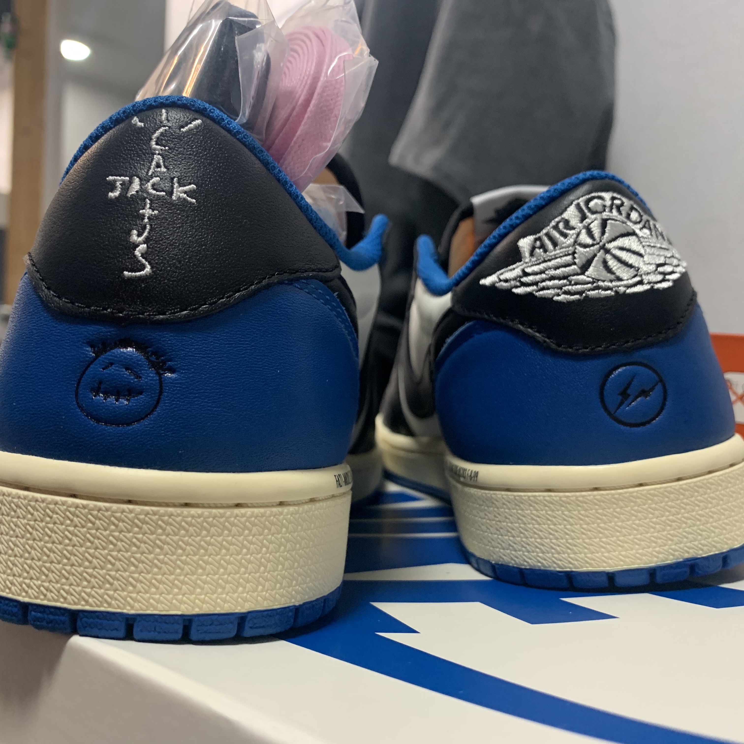 Jordan 1 x Travis Scott x Fragment Retro Low OG SP Military Blue 착용 스타일 - 1