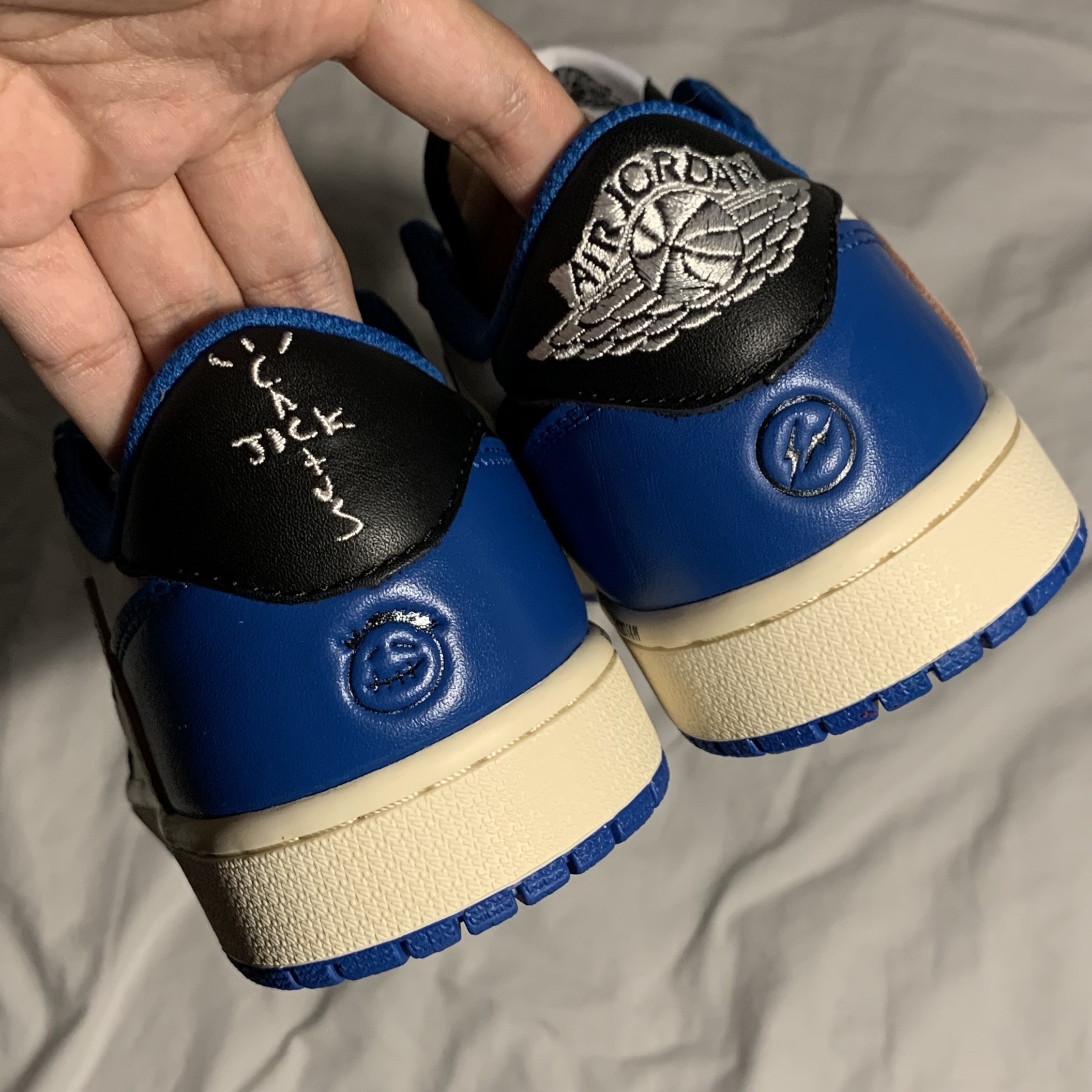 Jordan 1 x Travis Scott x Fragment Retro Low OG SP Military Blue 착용 스타일 - 2