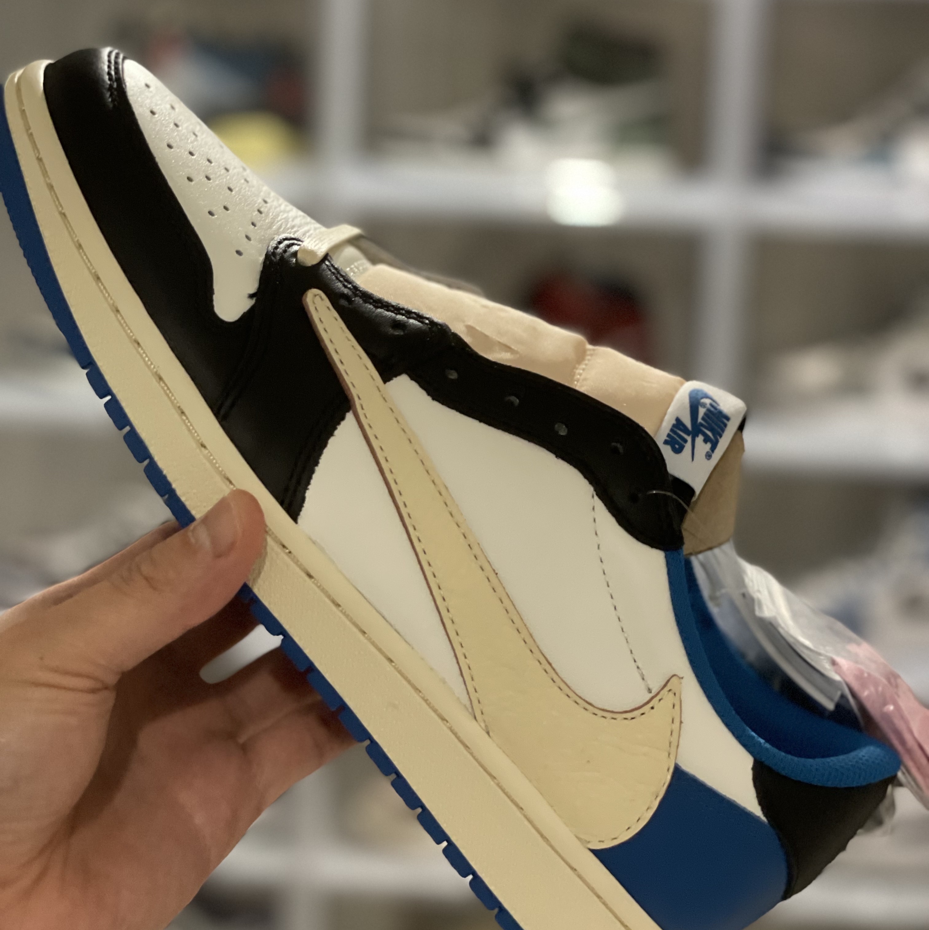 Jordan 1 x Travis Scott x Fragment Retro Low OG SP Military Blue 착용 스타일 - 1