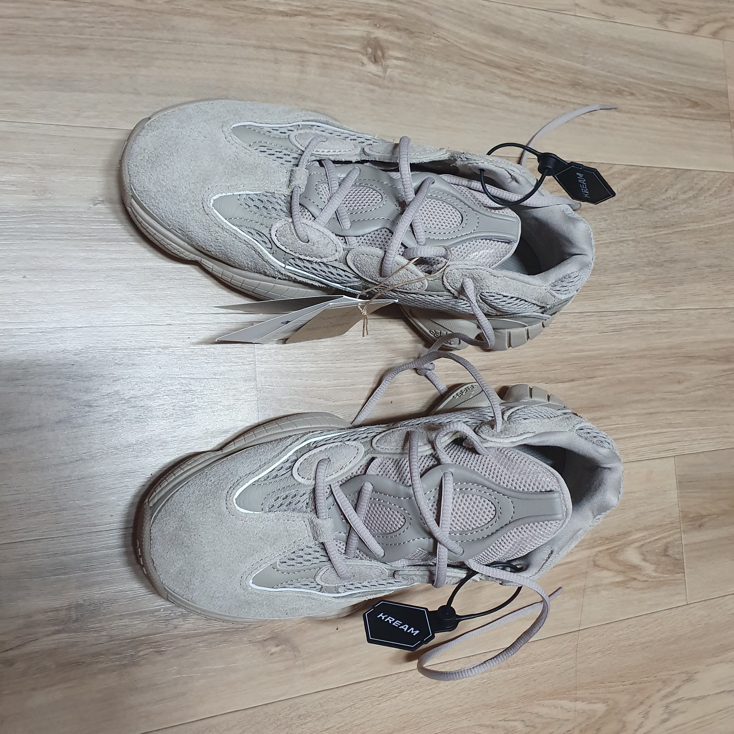 Adidas Yeezy 500 Taupe Light 착용 스타일 - 2