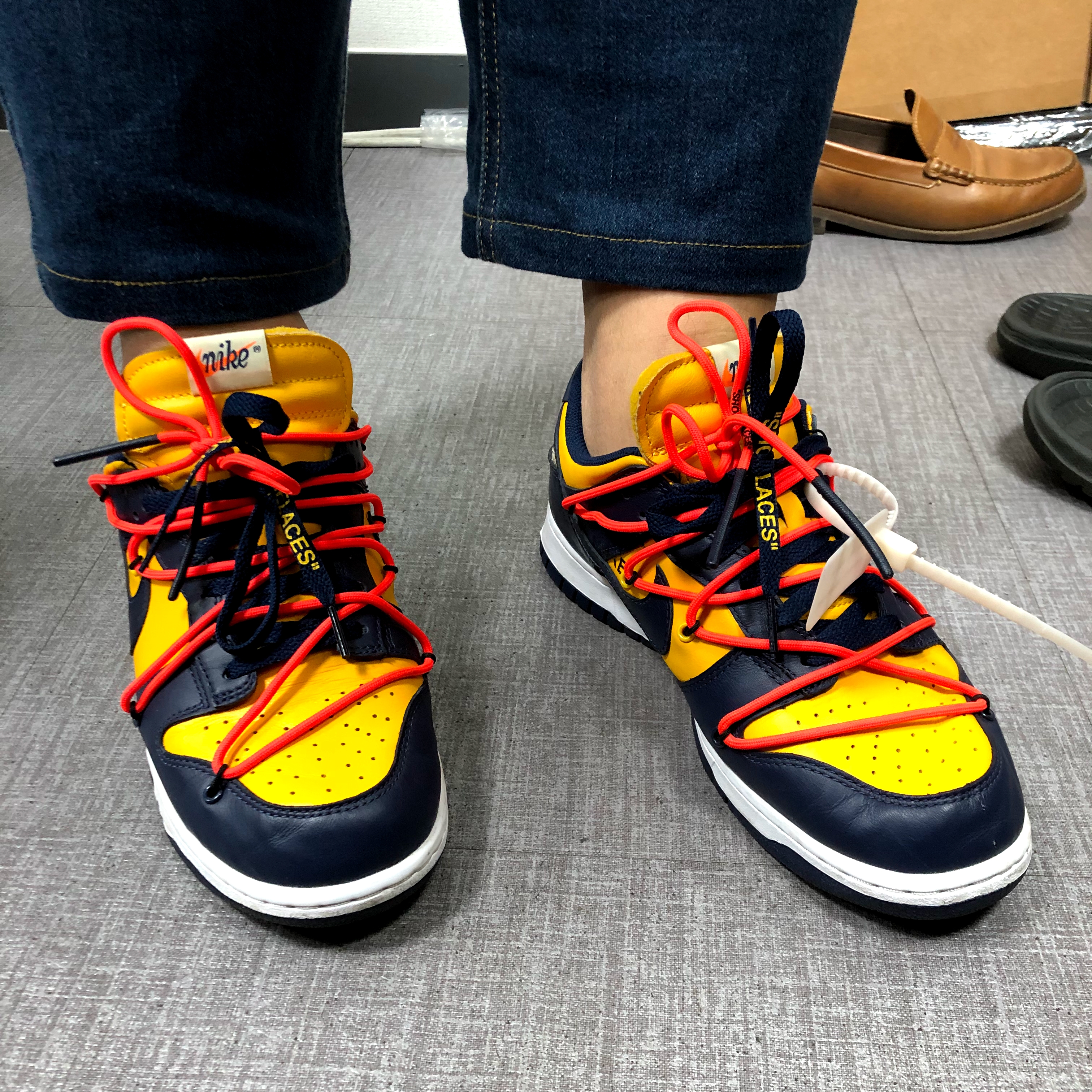 Nike x Off-White Dunk Low University Gold Midnight Navy 착용 스타일