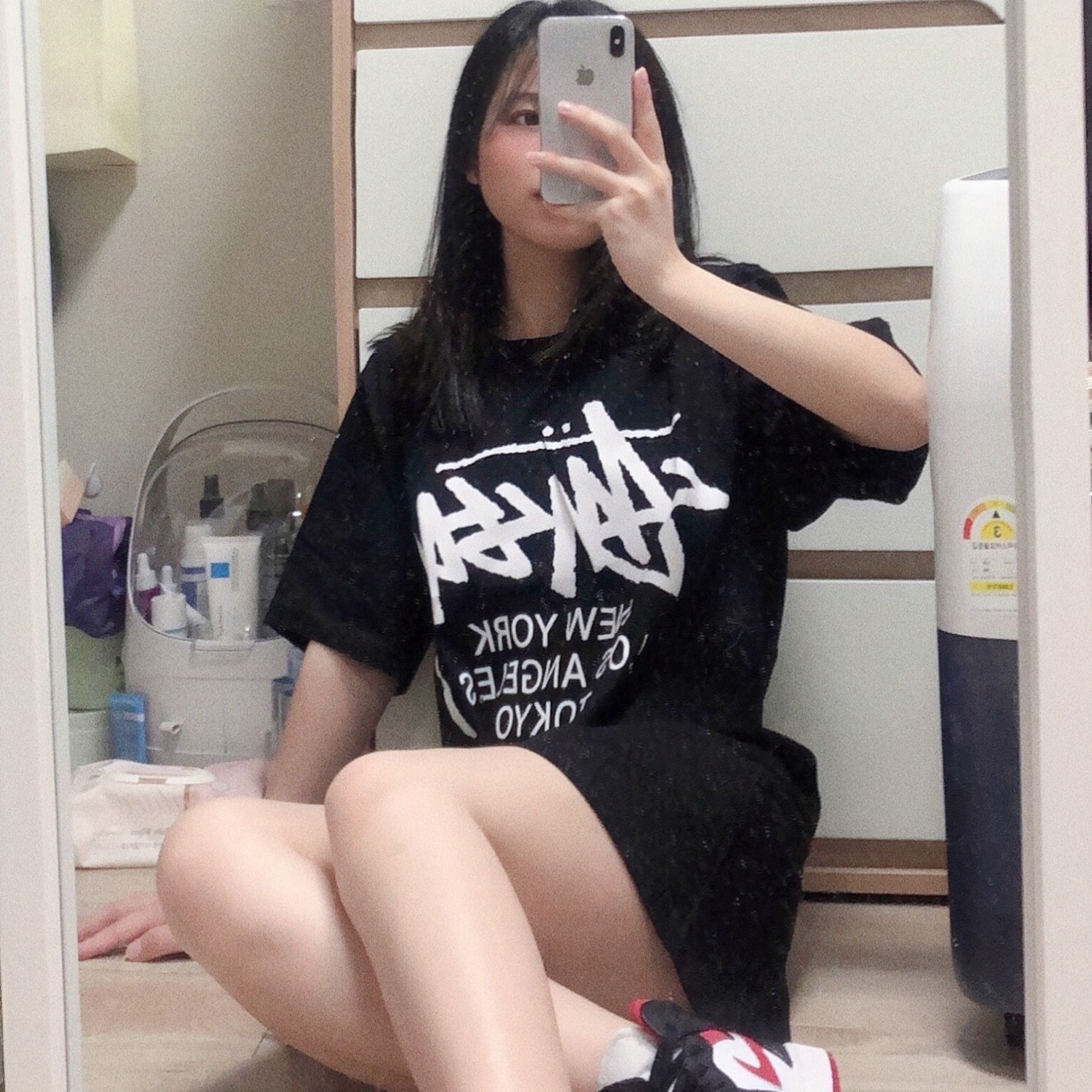 Stussy World Tour T-Shirt Black, (GS) Jordan 1 Mid Gym Red Black White 착용 스타일 - 1
