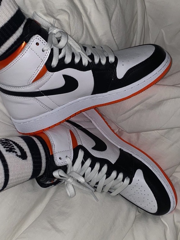 (GS) Jordan 1 Retro High OG Electro Orange, Jordan 1 Retro High OG Electro Orange 착용 스타일 - 1