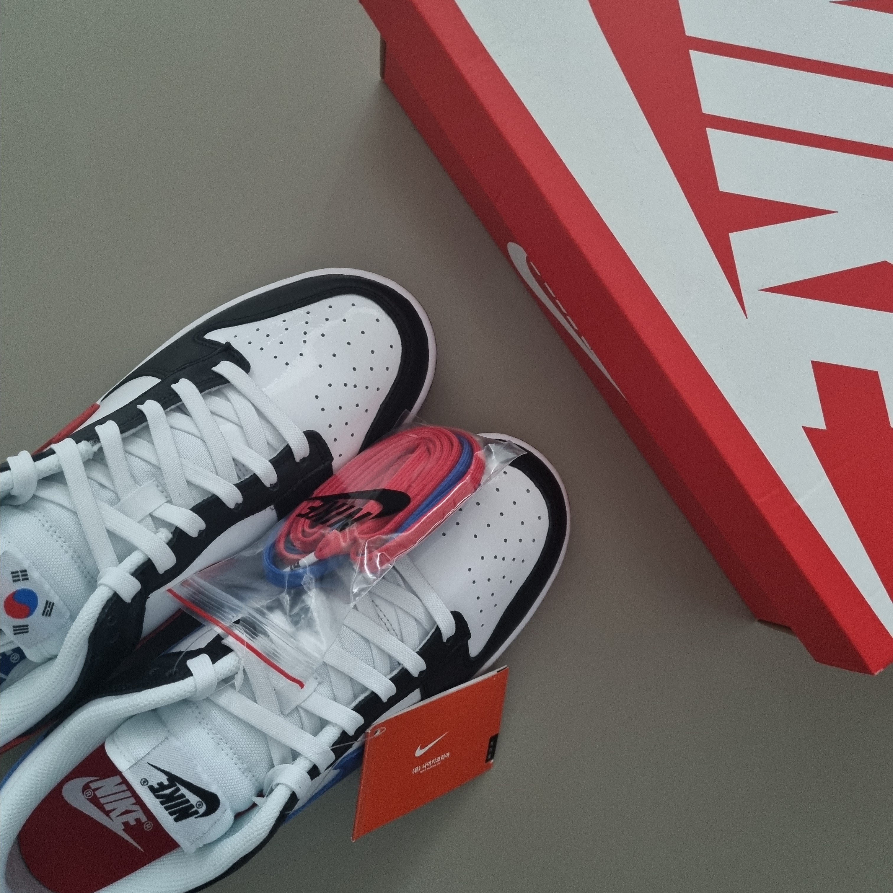 Nike Dunk Low SE Seoul (With Special Gift) 착용 스타일 - 1