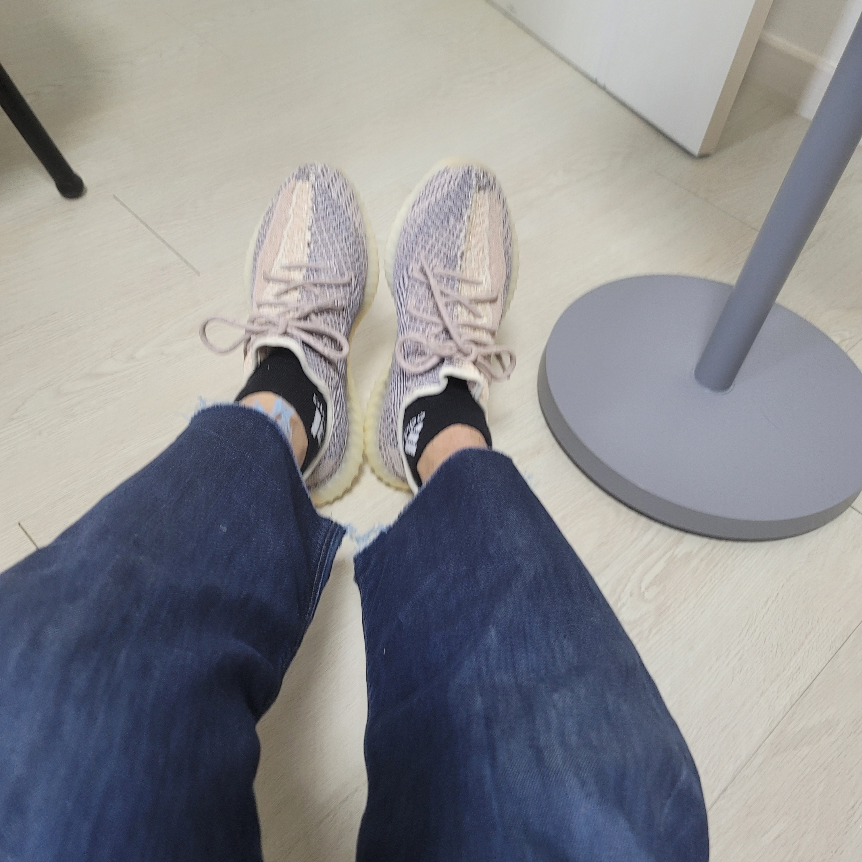 Adidas Yeezy Boost 350 V2 Ash Pearl 착용 스타일