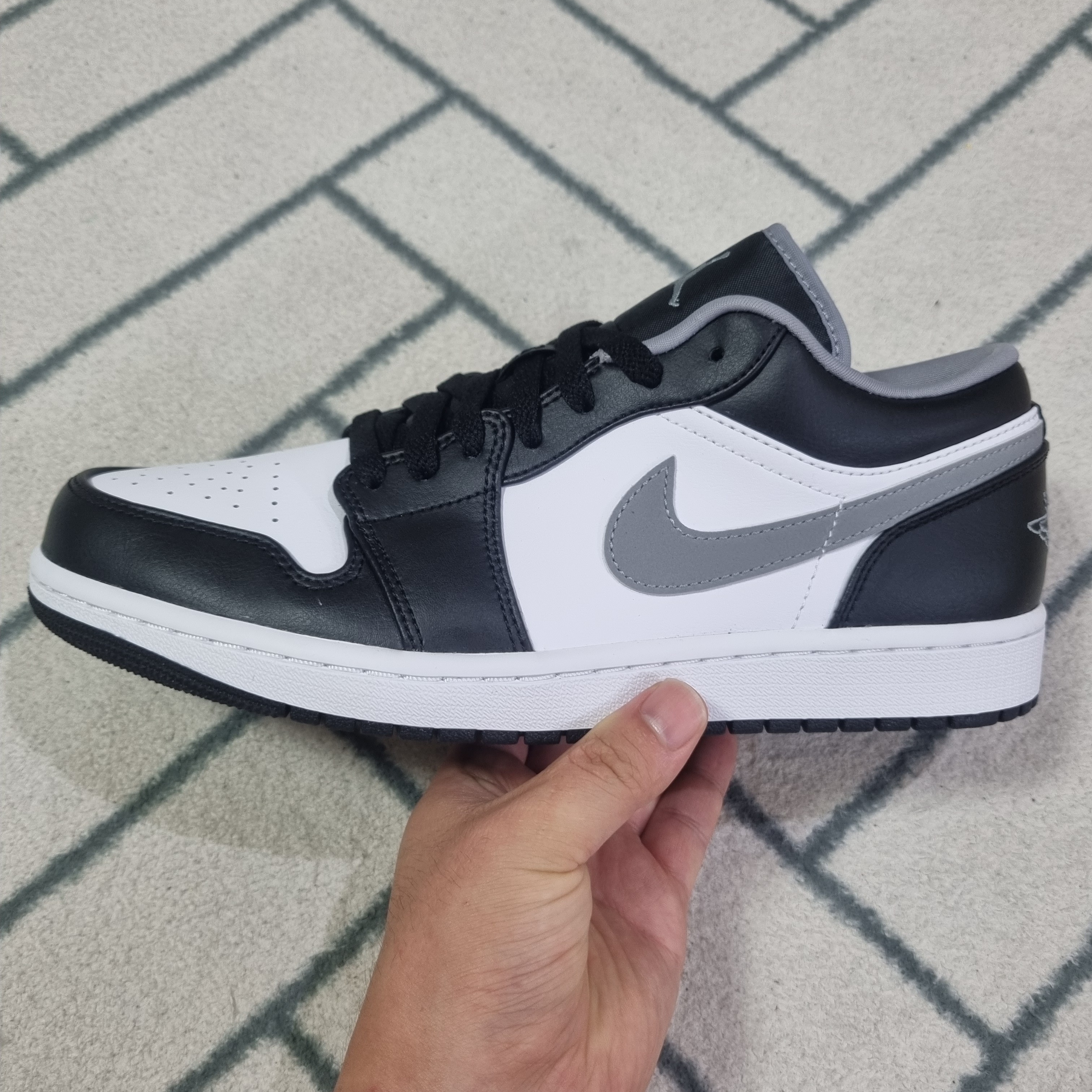 Jordan 1 Low Black Particle Grey 착용 스타일 - 2
