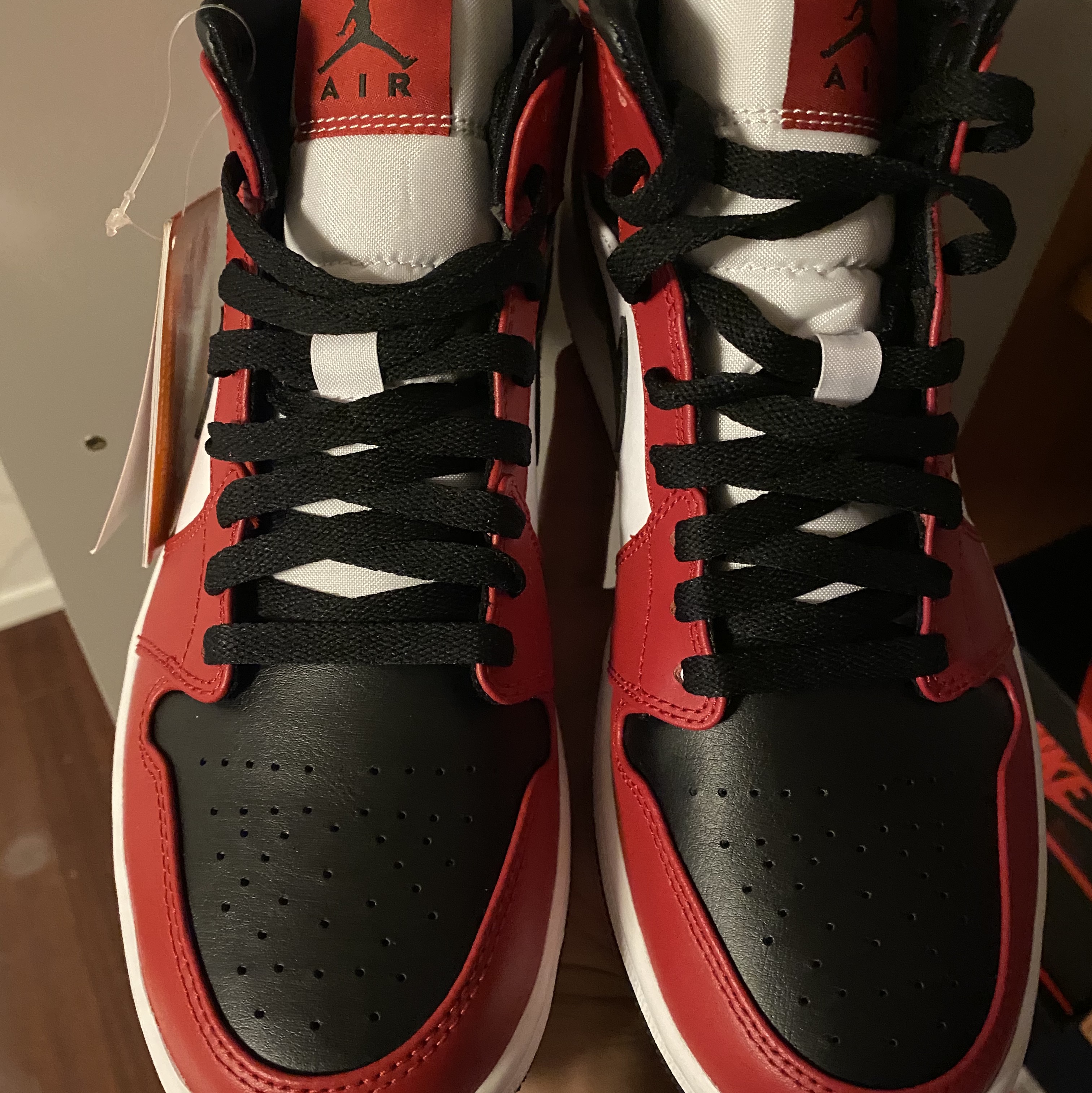 Jordan 1 Mid Chicago Black Toe 착용 스타일 - 2