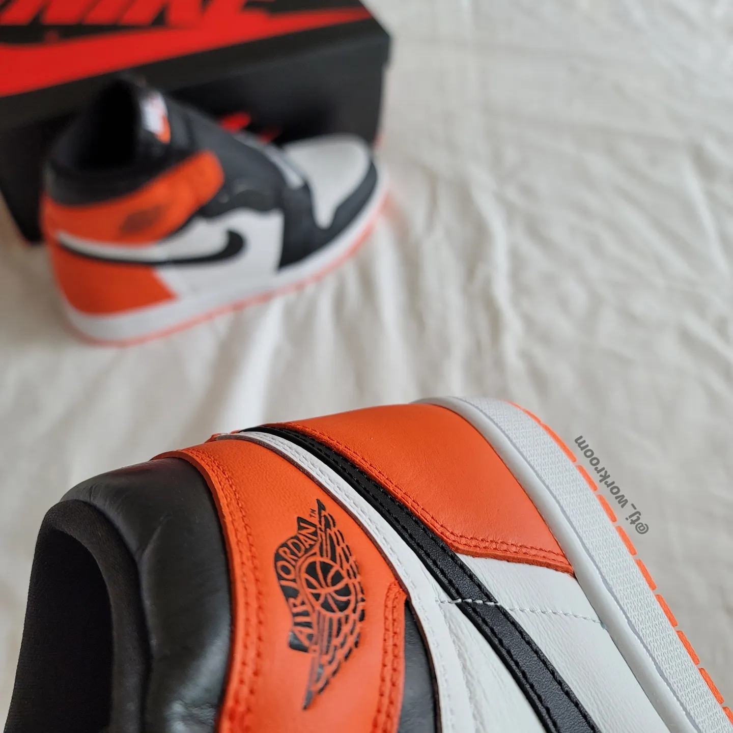 Jordan 1 Retro High OG Electro Orange 착용 스타일 - 4