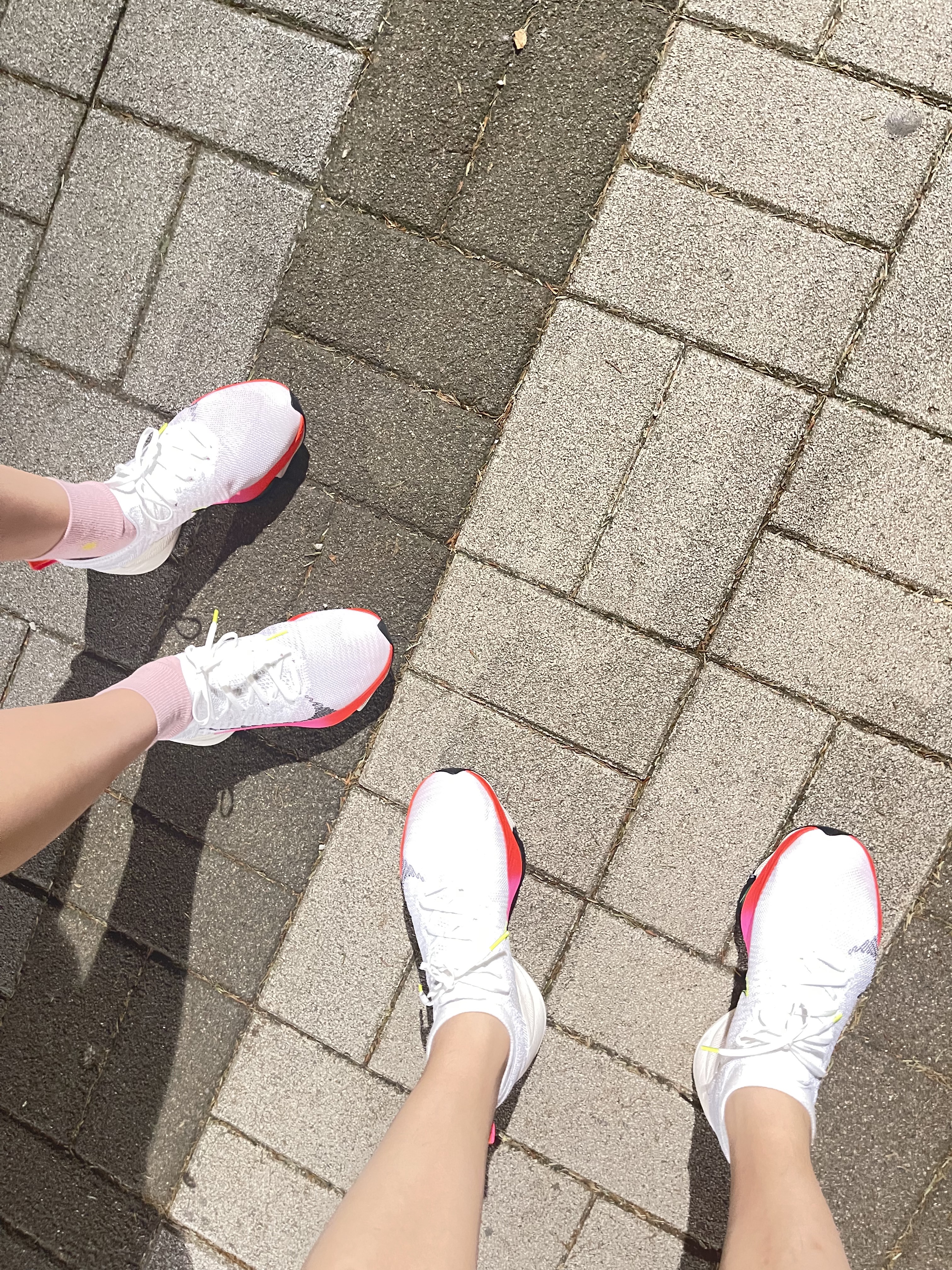 Nike Air Zoom Tempo Next% Flyknit White Hyper Violet 착용 스타일 - 1