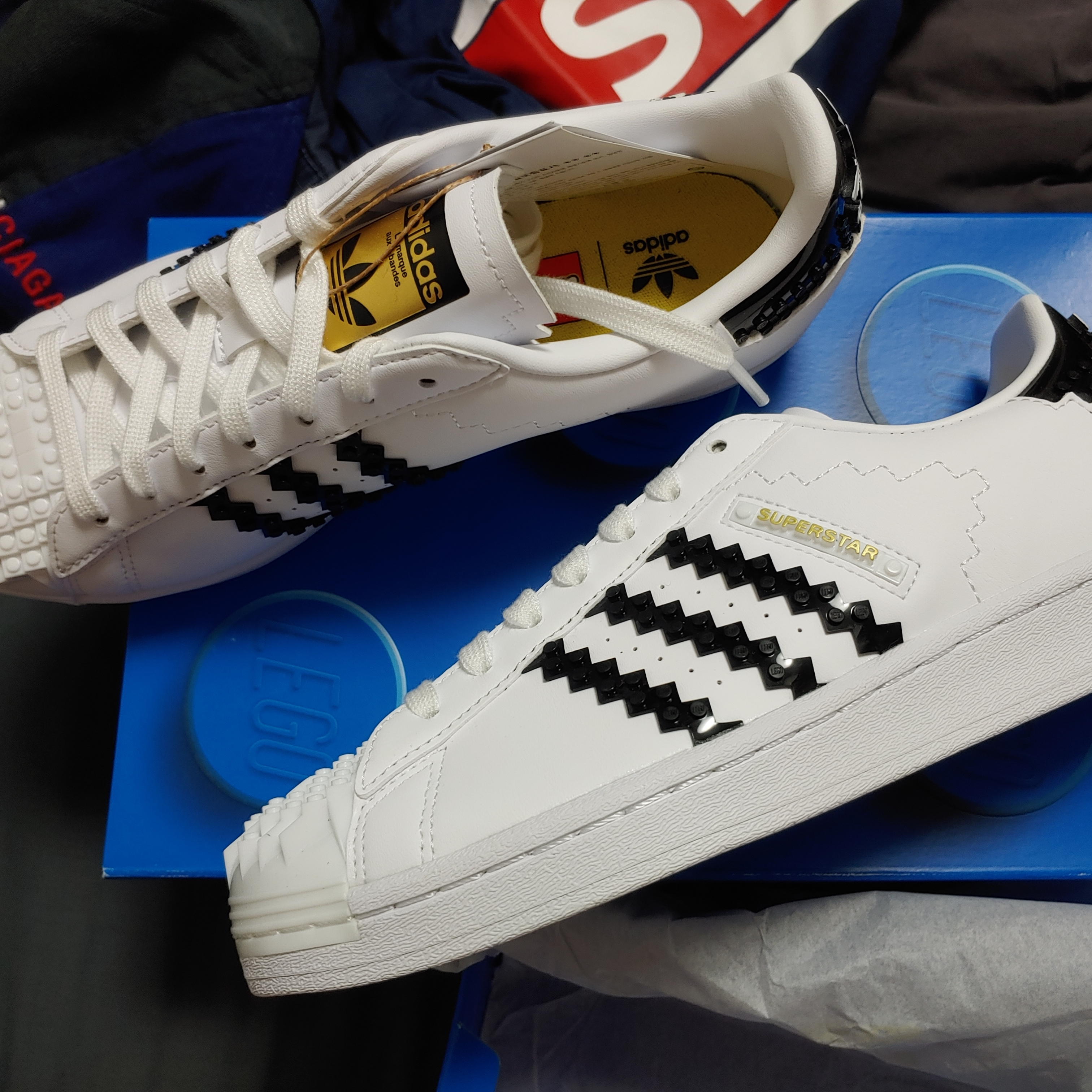 Adidas x Lego Superstar White Black 착용 스타일 - 3