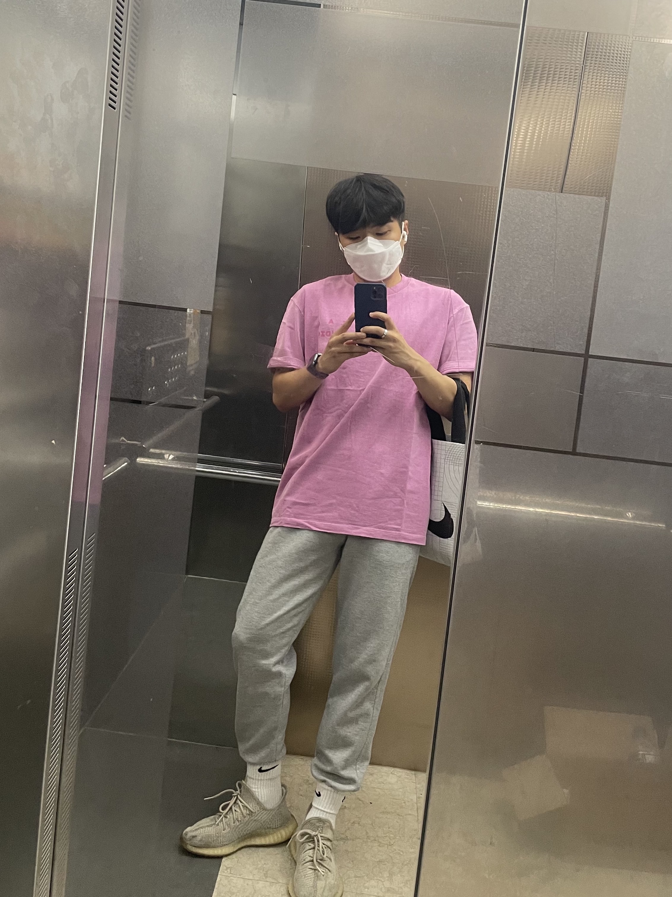IAB Studio Pigment T-Shirt Magenta, Adidas Yeezy Boost 350 V2 Citrin - Non-Reflective 착용 스타일