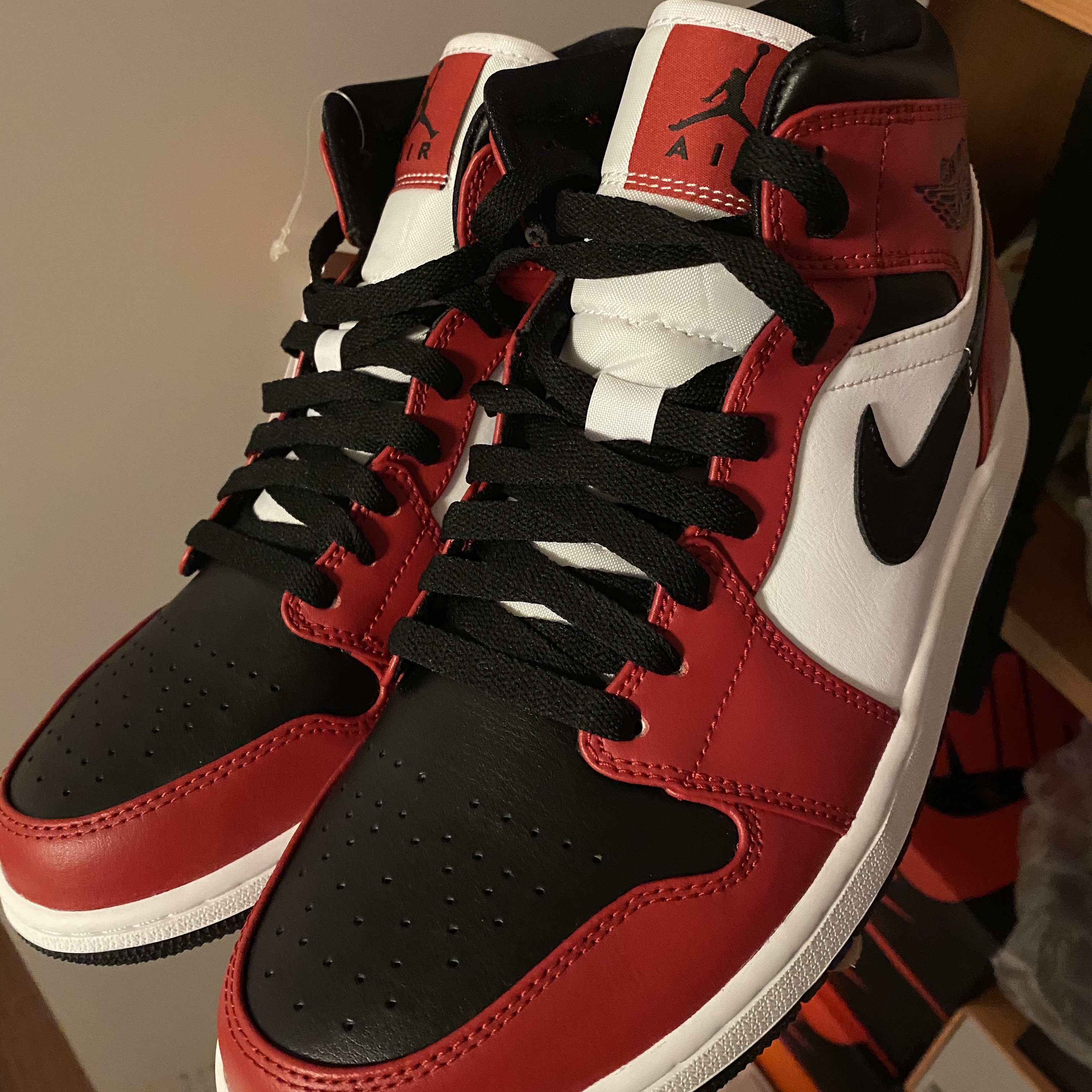 Jordan 1 Mid Chicago Black Toe 착용 스타일 - 1
