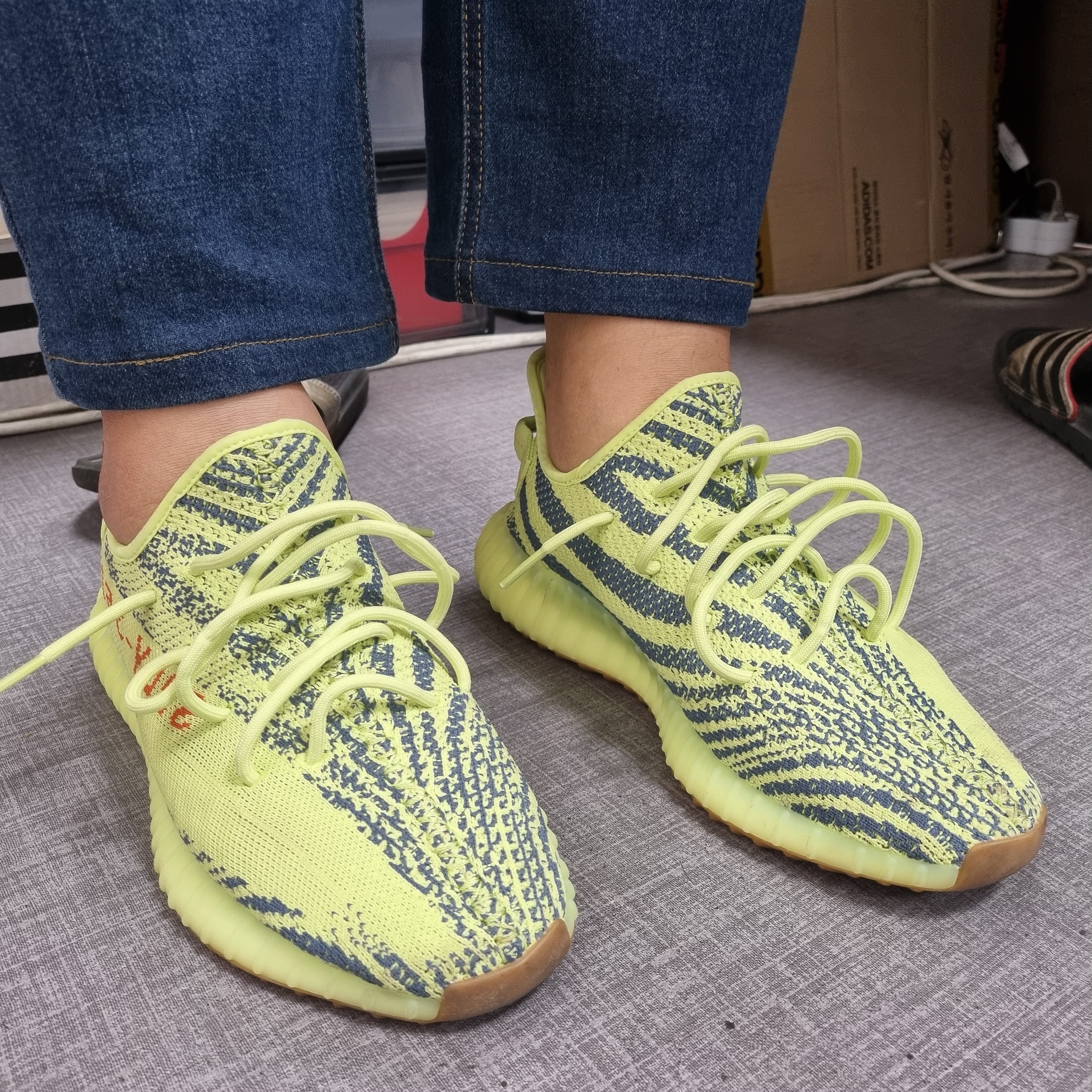 Adidas Yeezy Boost 350 V2 Semi Frozen Yellow 착용 스타일